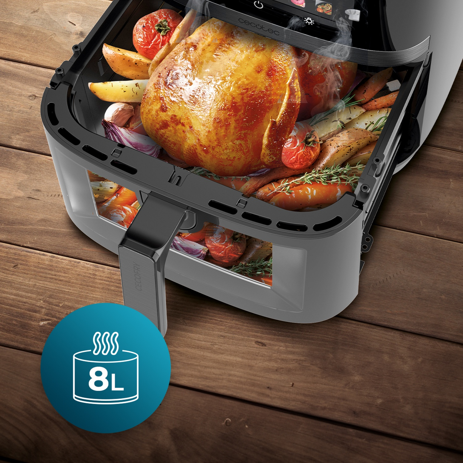 Una friggitrice ad aria con pollo arrosto e verdure. Un cerchio blu mostra la capacità di 8L.