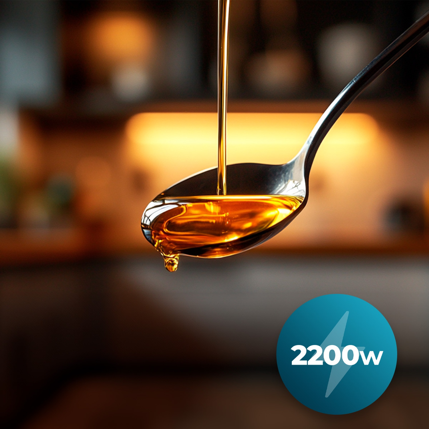 Un cucchiaio versa olio. L'olio gocciola. Lo sfondo è sfocato, con toni caldi. Un cerchio blu con '2200w' in basso a destra.