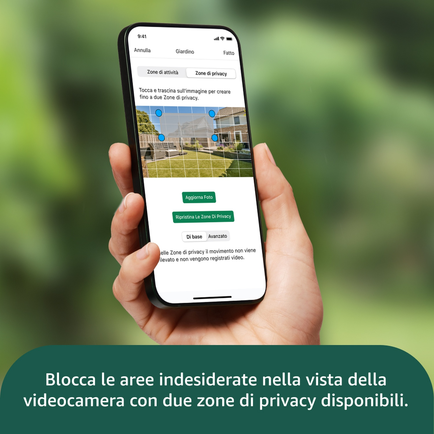 Una mano tiene un telefono che mostra un'immagine della casa con le opzioni della zona privacy. Il testo dice: Blocca le aree indesiderate con due zone privacy.