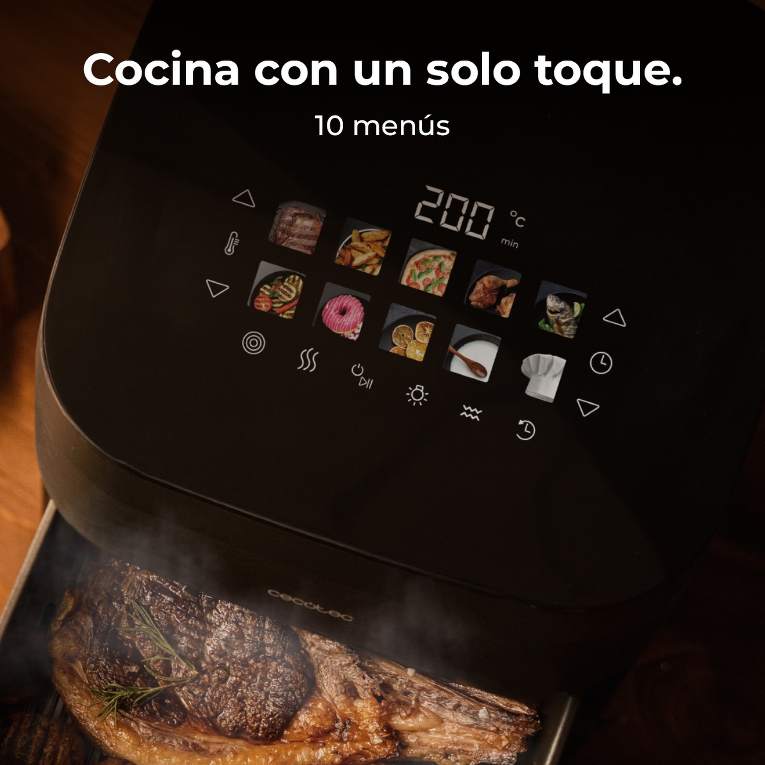 Una friggitrice ad aria Cecotec nera con una bistecca cotta all'interno. Il pannello di controllo mostra le opzioni di cottura. Testo: 'Cocina con un solo toque'.
