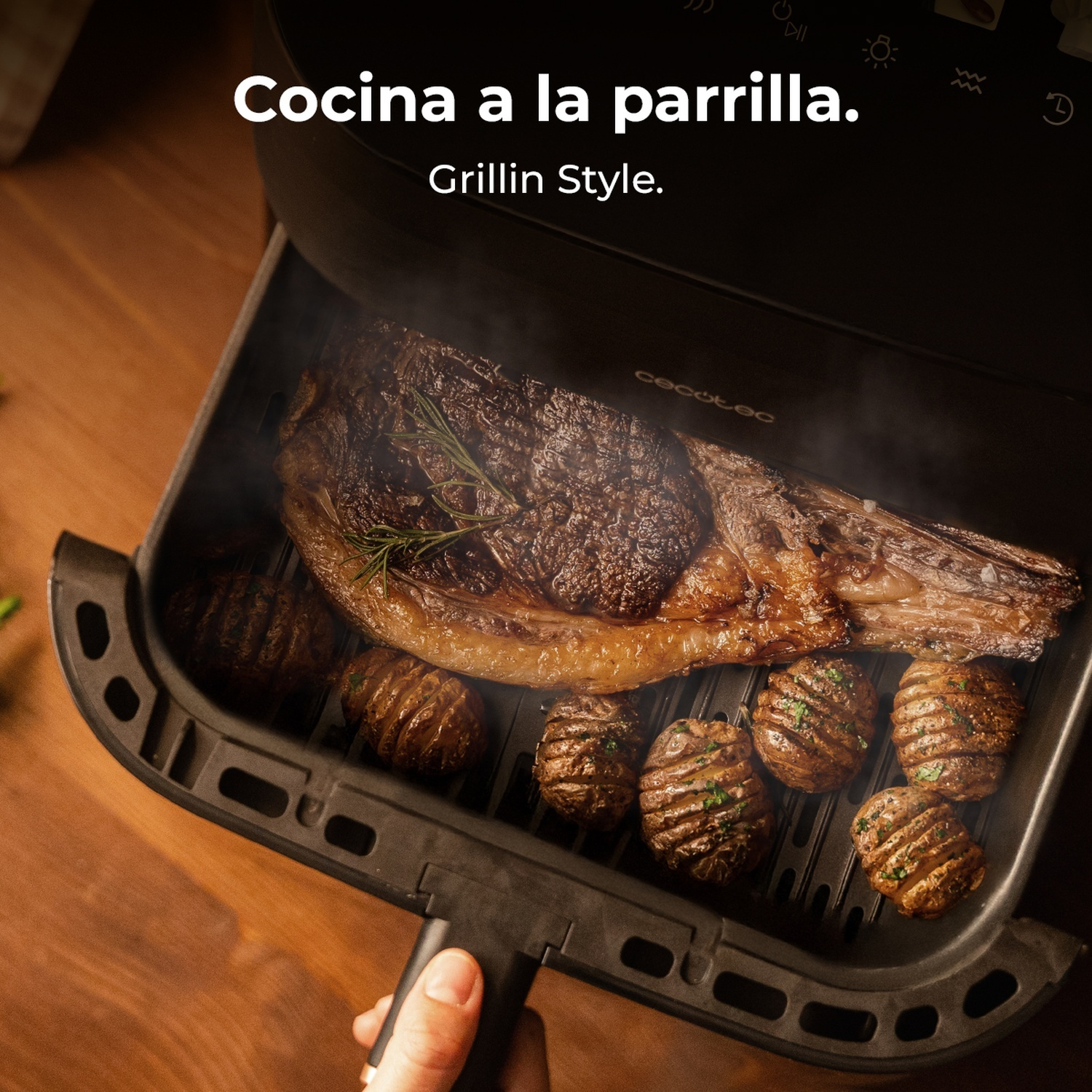 Una griglia con bistecca e patate. Il fumo sale dal cibo. Una mano tiene la maniglia della griglia. Il testo dice 'Grillin Style'.