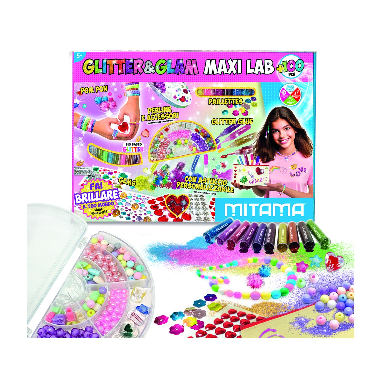 Un kit artigianale con una ragazza sulla scatola. Contiene perline, glitter, gemme e colla glitterata. Vari oggetti sono esposti intorno al kit.