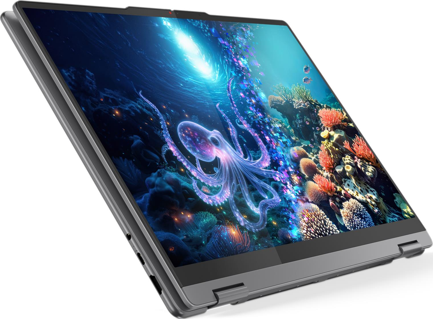 Laptop-Bildschirm zeigt einen Oktopus im Meer. Korallen und Fische im Hintergrund. Der Laptop ist grau und abgewinkelt.