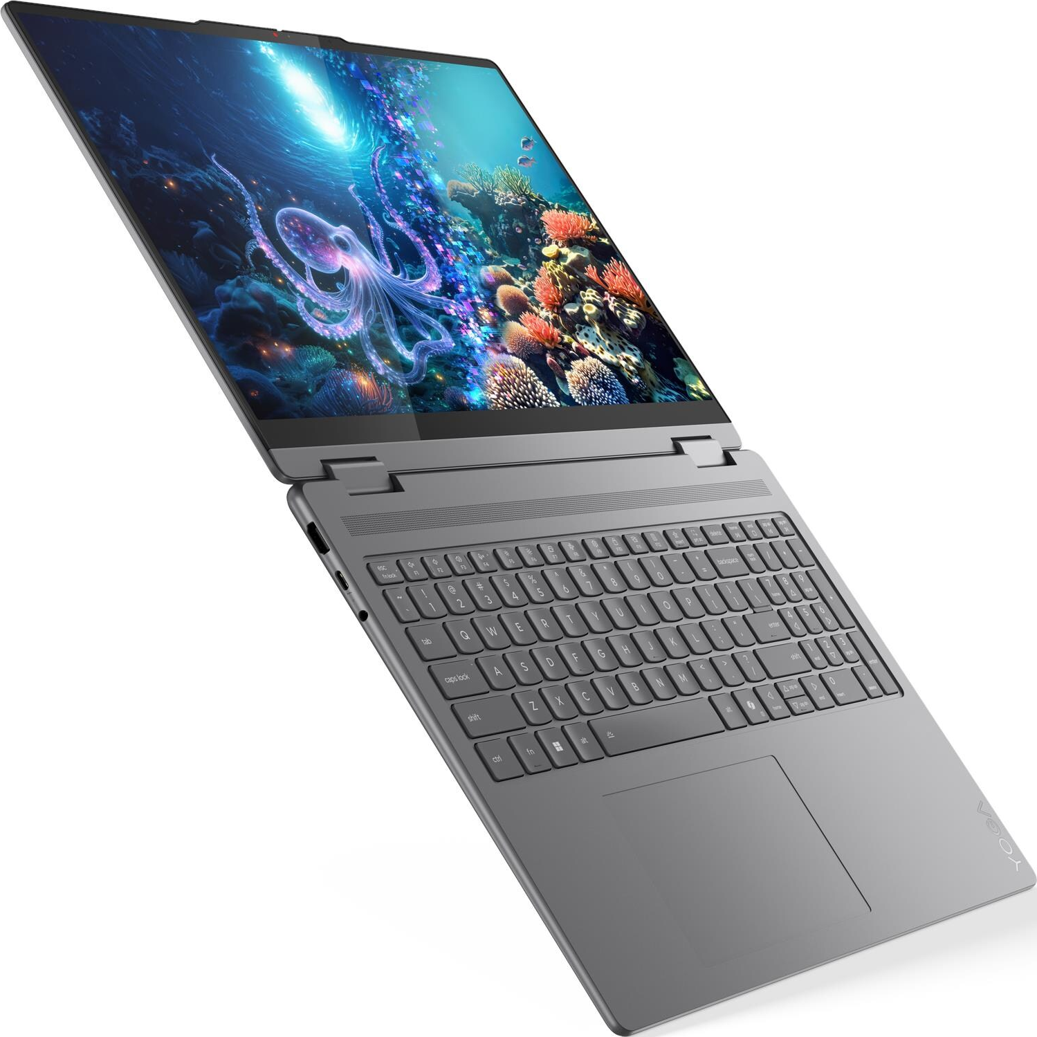 Ein grauer Laptop ist geöffnet und zeigt eine Unterwasserszene mit einem Oktopus und Korallenriffen. Die Tastatur ist sichtbar, mit dem Wort 'YOGA'.