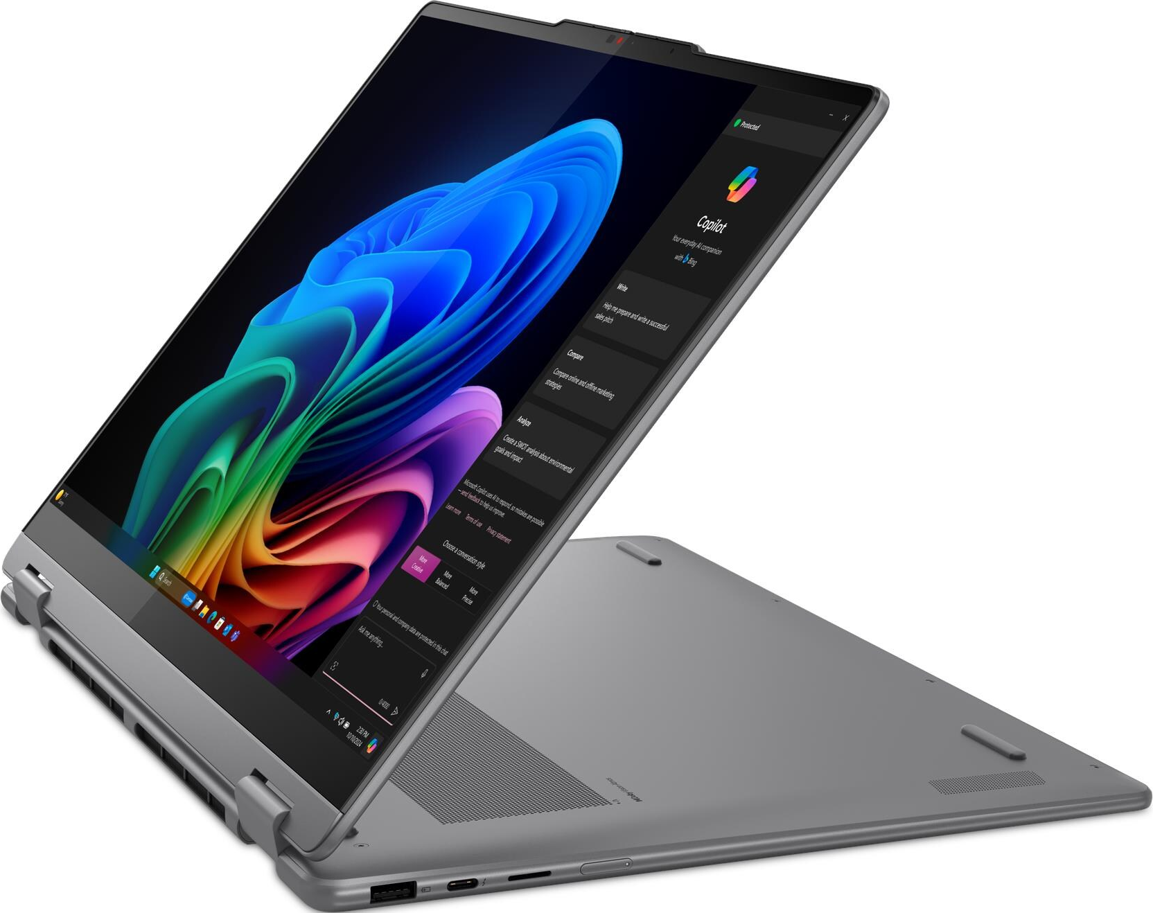 Ein grauer Laptop ist geöffnet. Der Bildschirm zeigt ein farbenfrohes abstraktes Bild und die Copilot-App-Oberfläche.