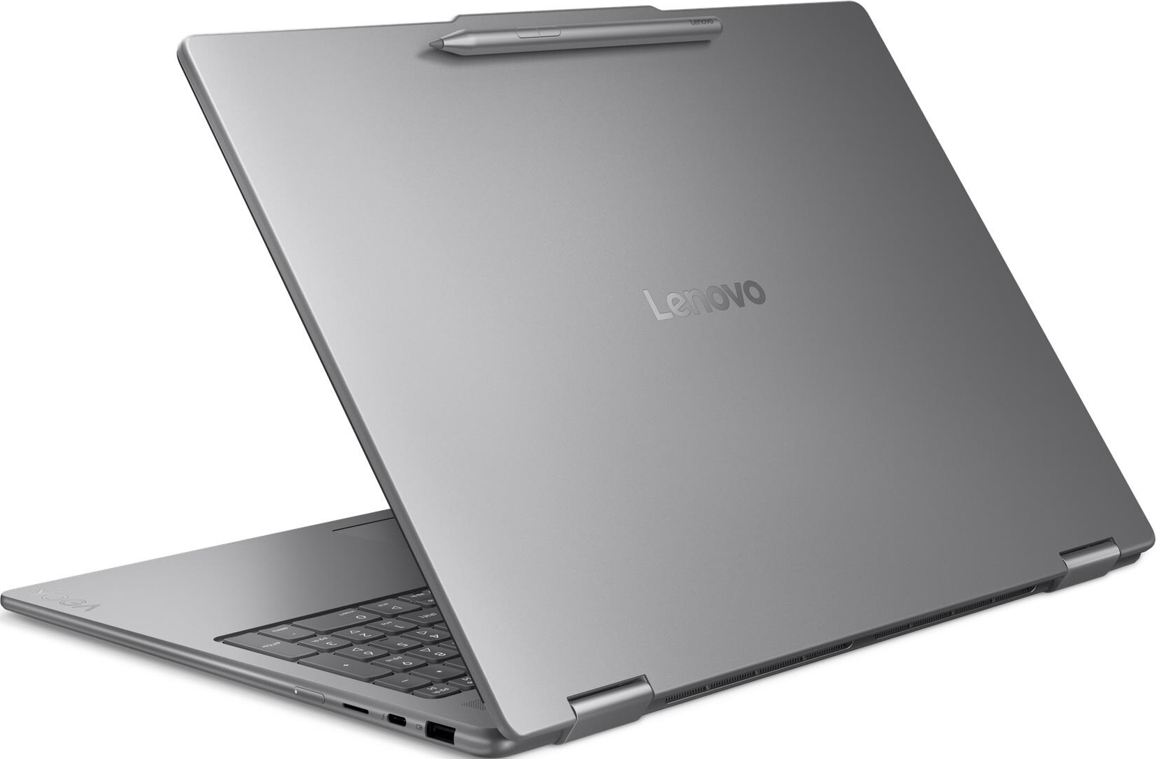 Grauer Lenovo-Laptop, der in einem Winkel geöffnet ist, mit einem Stift oben. Die Tastatur ist sichtbar, mit dem Lenovo-Logo.