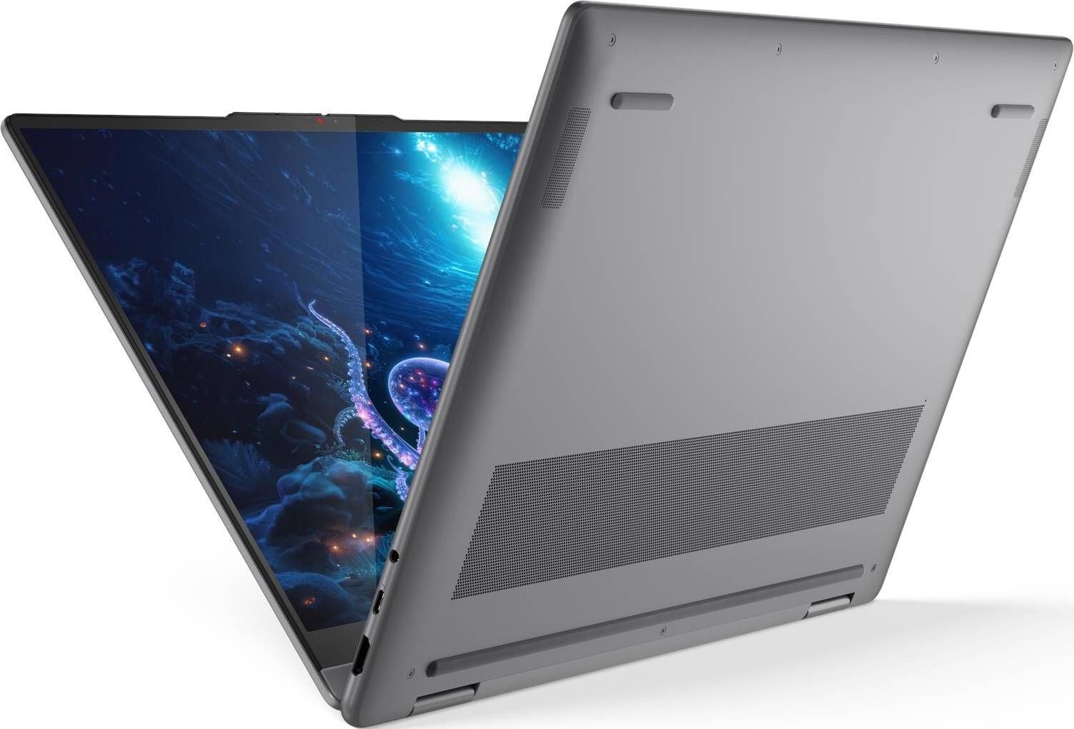 Ein grauer Laptop ist leicht geöffnet und zeigt eine Unterwasserszene mit einem Oktopus auf dem Bildschirm. Die Rückseite ist sichtbar.