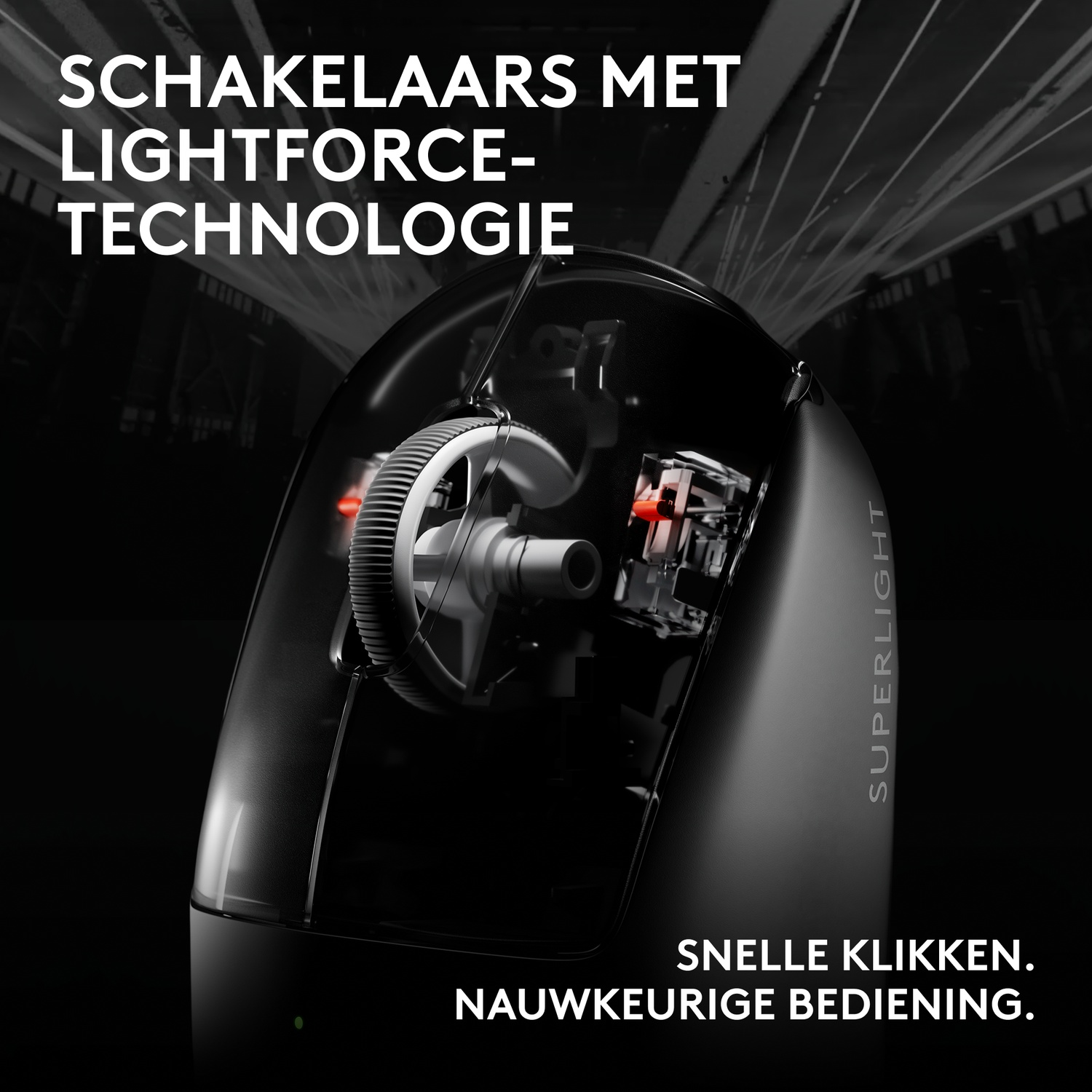 A black mouse with internal components, lightforce technology, and the word 'SUPERLIGHT'. Texts: 'SCHAKELAARS MET LIGHTFORCE-TECHNOLOGIE', 'SNELLE KLIKKEN'.