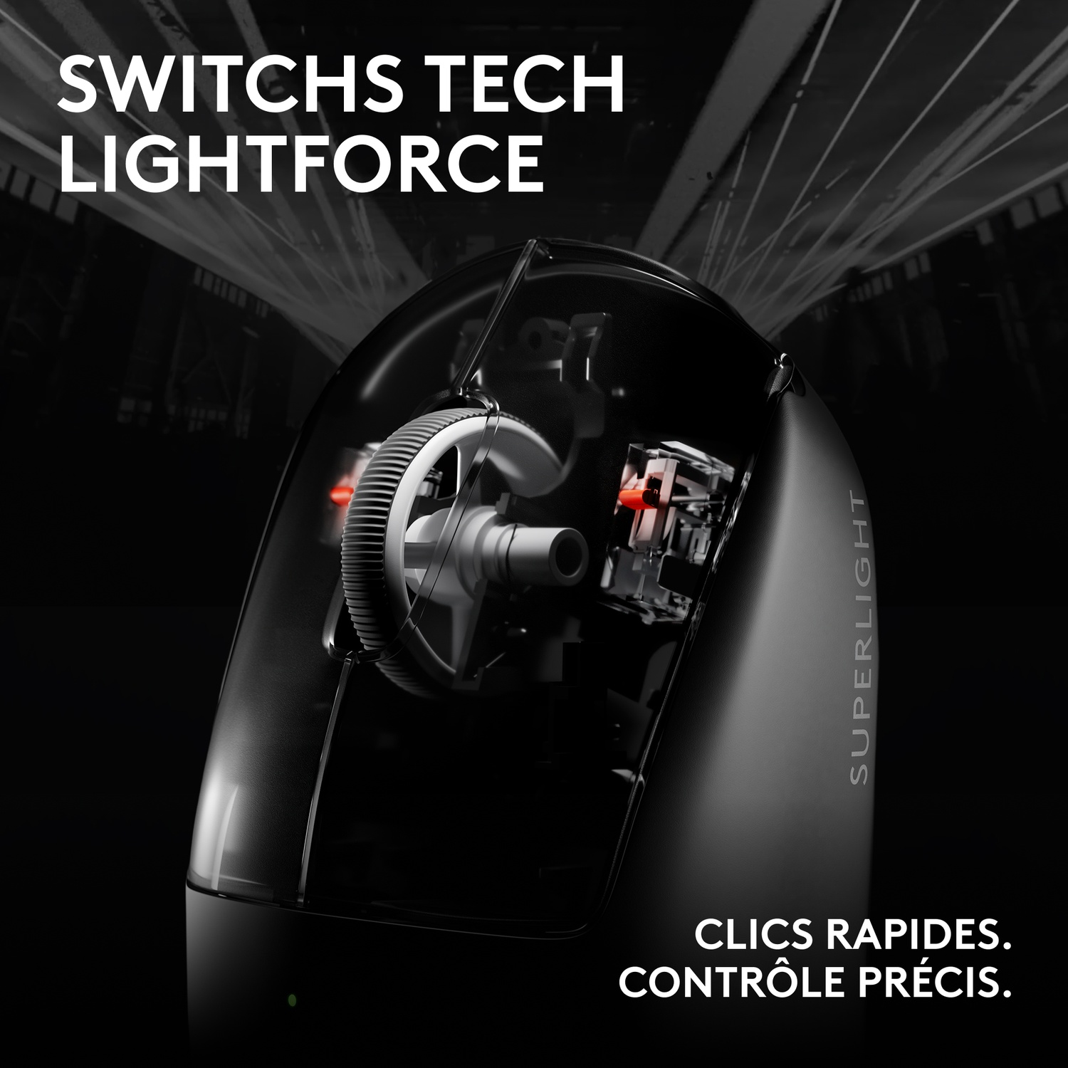 Gros plan d'une souris noire avec composants internes visibles. Texte: 'SWITCHES TECH LIGHTFORCE' et 'CLICS RAPIDES. CONTRÔLE PRÉCIS.'