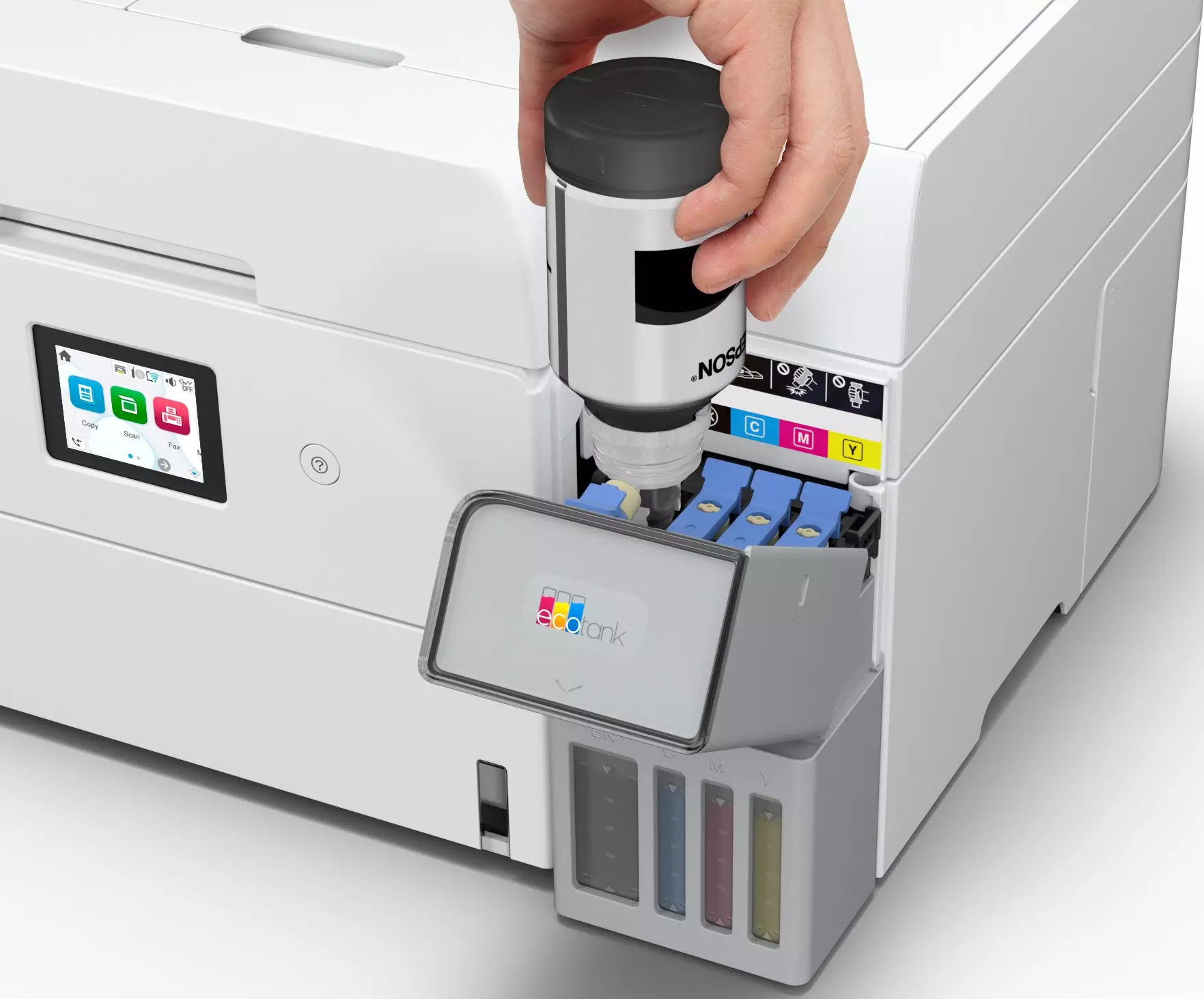 Una mano versa inchiostro in una stampante Epson. La stampante è bianca, con touchscreen. Flaconi di inchiostro sopra i serbatoi.