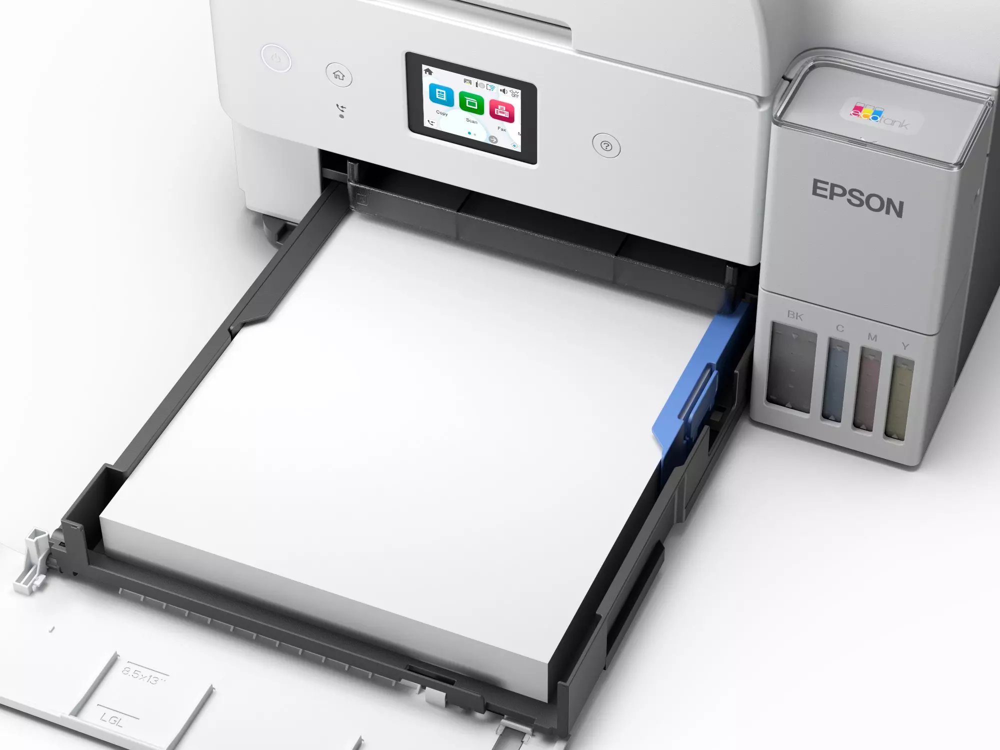 Una stampante Epson bianca con un vassoio di carta pieno di carta bianca. I serbatoi di inchiostro sono visibili a destra. Uno schermo mostra le icone.
