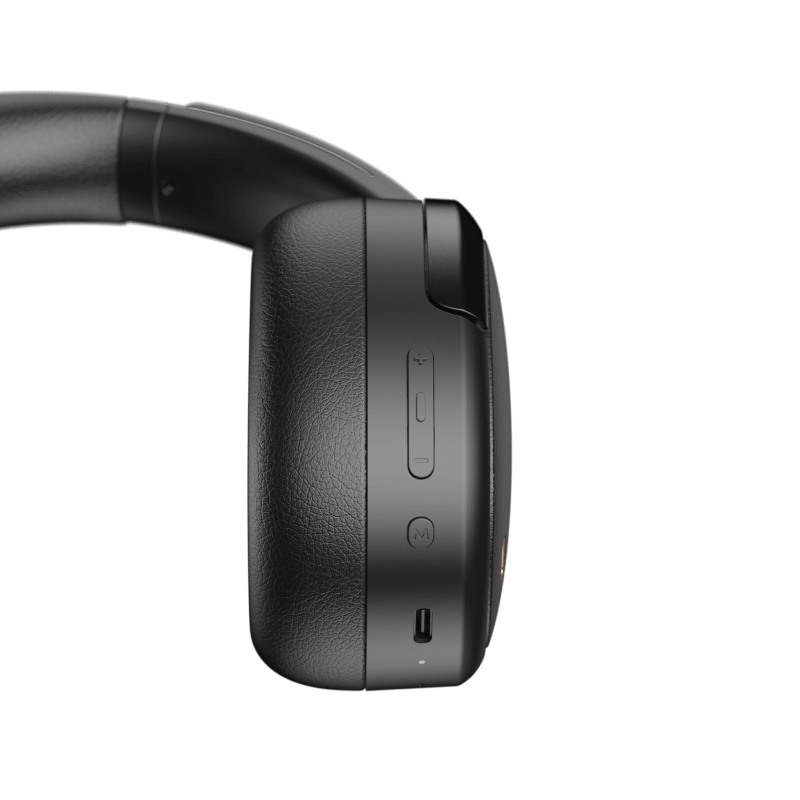 Egy fekete fejhallgató oldala közelről. Láthatók a hangerő- és bekapcsológombok. Van egy USB-C port és egy mikrofon is.