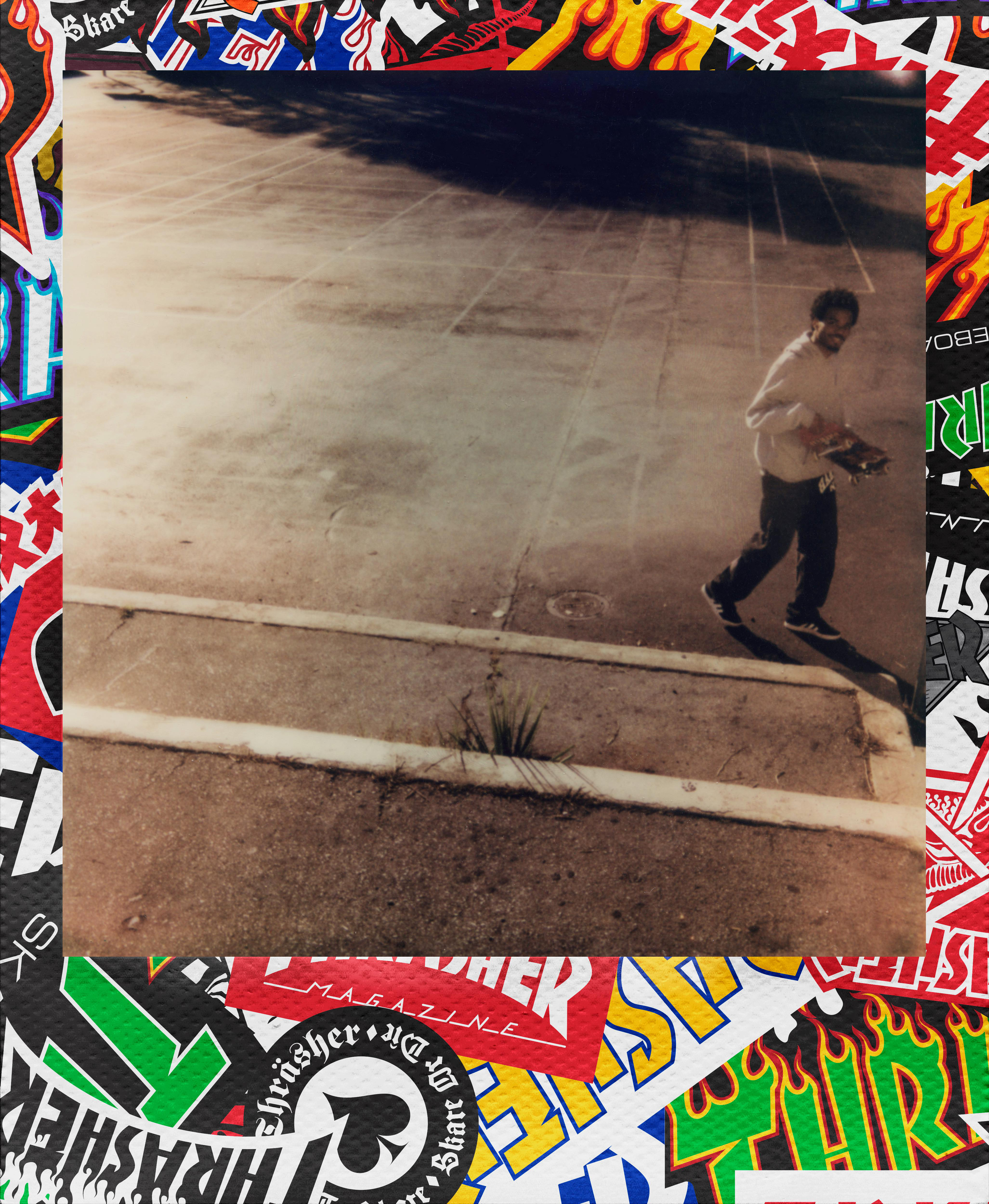Eine Person geht auf einer Betonoberfläche und hält ein Skateboard. Das Bild ist mit bunten Aufkleber-Grafiken umrahmt.