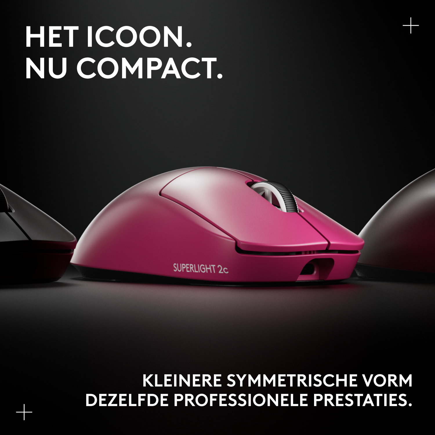 Een roze computermuis, met het label Superlight 2c, is gecentreerd. Links een zwarte muis, rechts een donkerrode.
