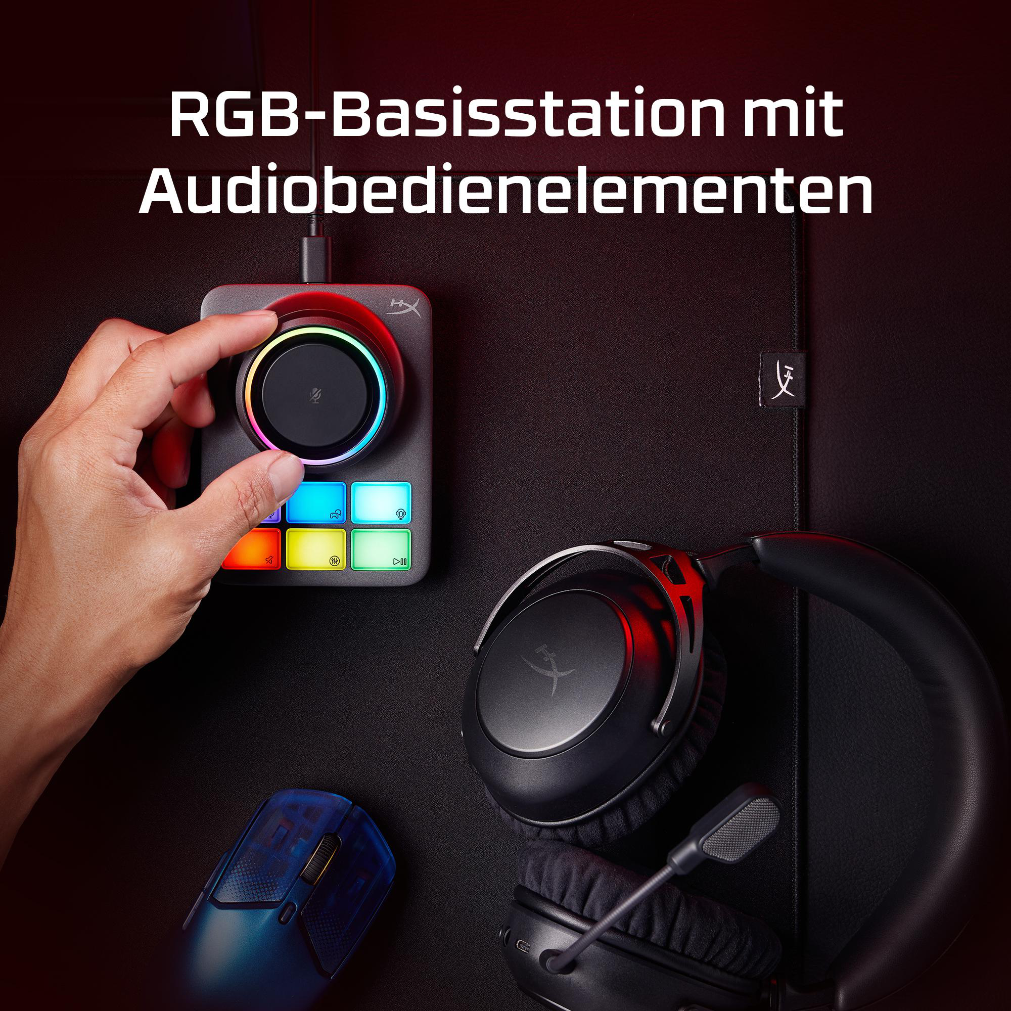 Hand stellt Lautstärkeregler ein, mit Kopfhörern und Maus. RGB-Beleuchtung sichtbar.