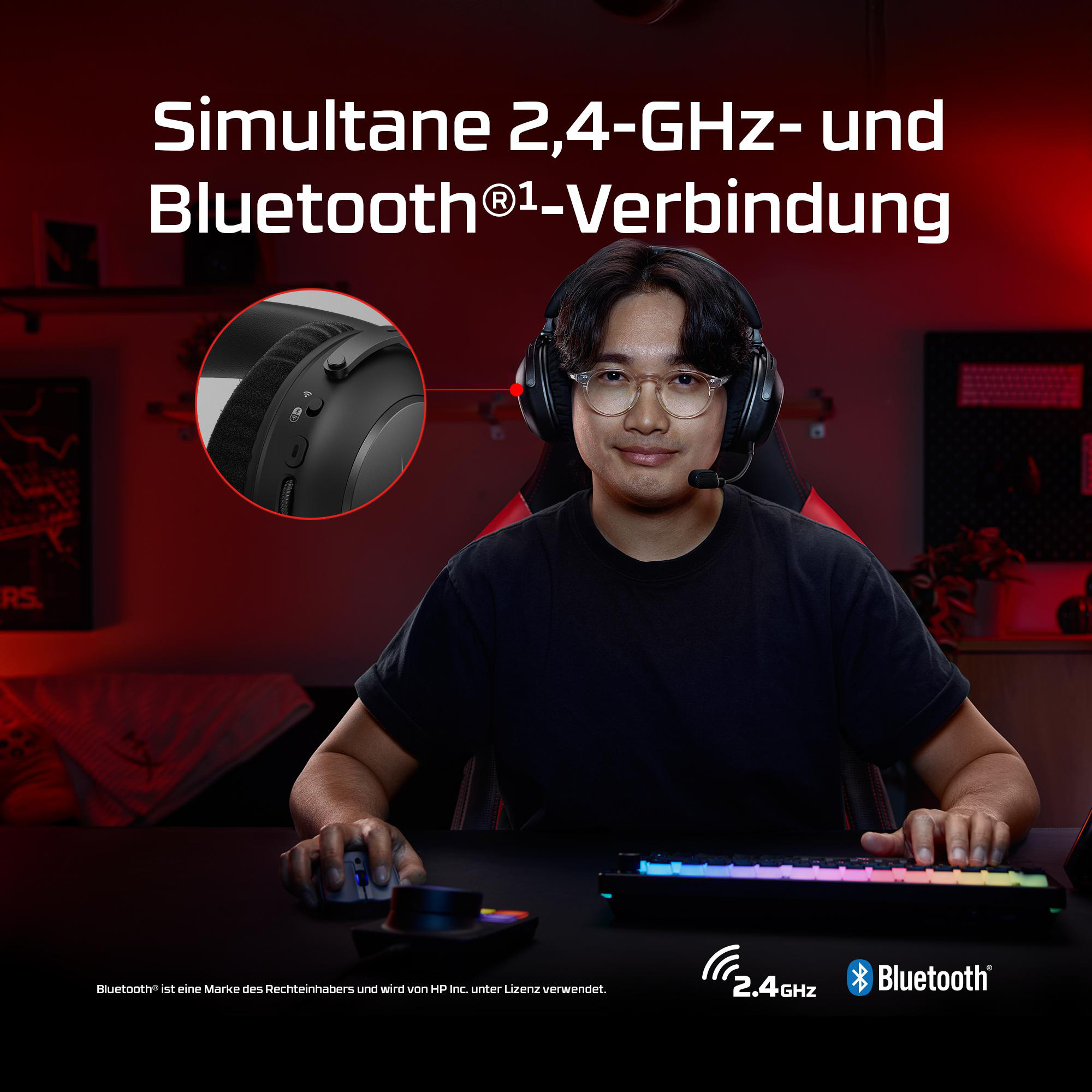 Mann mit Headset und Brille sitzt in Gaming-Stuhl. Tastatur, Maus und Logo auf dem Tisch. Roter Hintergrund.