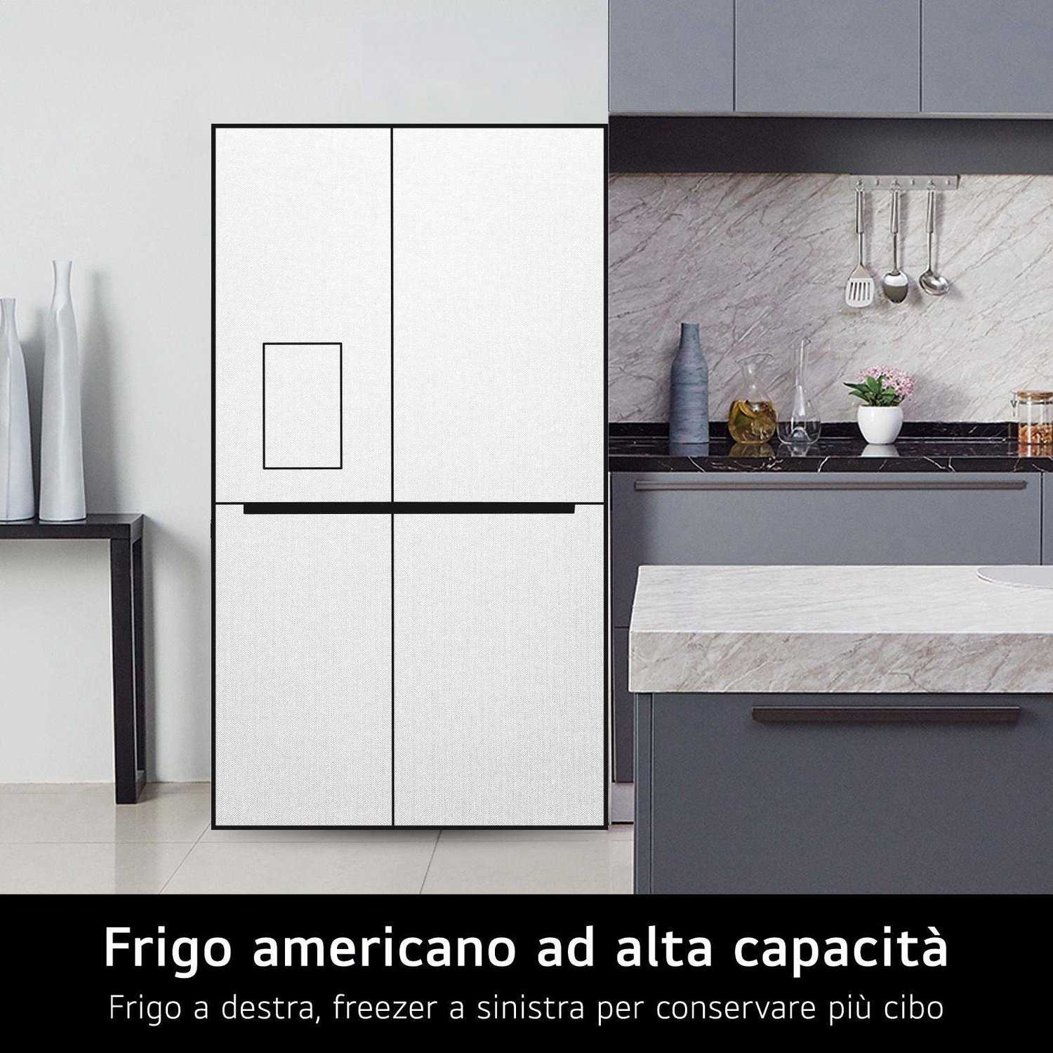 Un frigorifero bianco in cucina. Tavolo nero con vasi a sinistra. Mobili da cucina sullo sfondo.