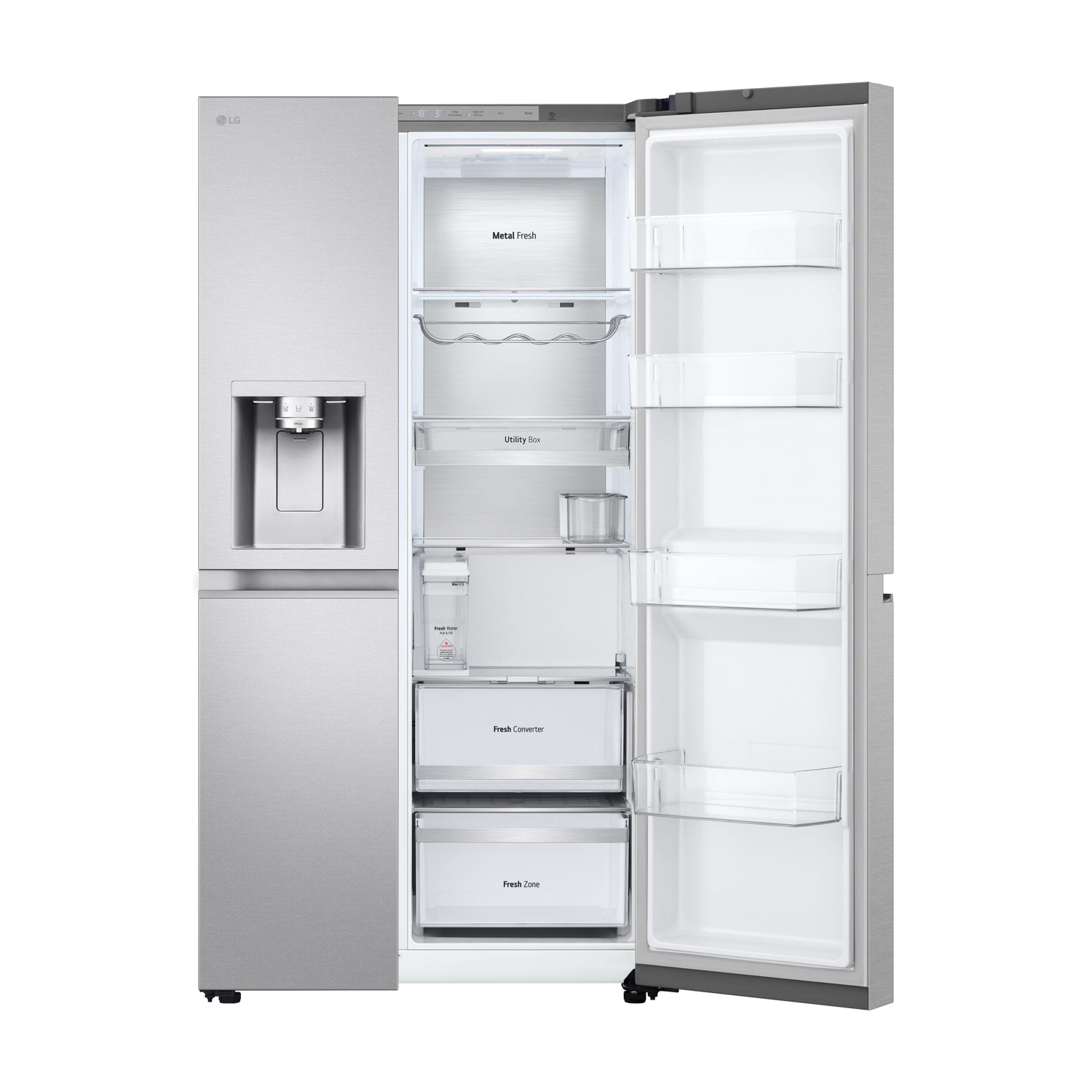 Un frigorifero LG side-by-side argento con una porta aperta. L'interno rivela ripiani, cassetti ed etichette. Un distributore d'acqua è sulla porta.