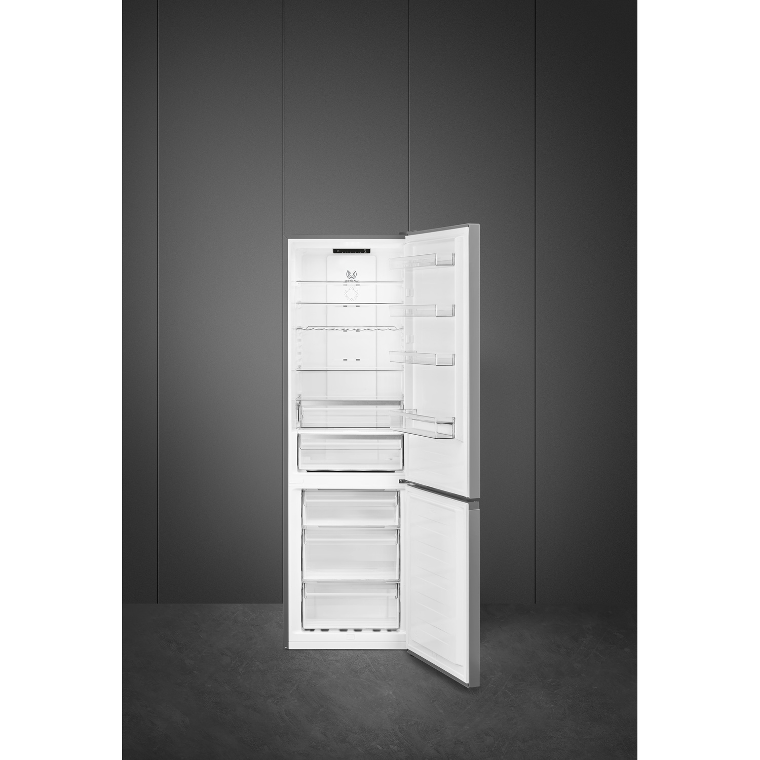 Frigorifero bianco con porta aperta, mostra ripiani e cassetti. Lo sfondo è una parete e un pavimento grigio scuro.