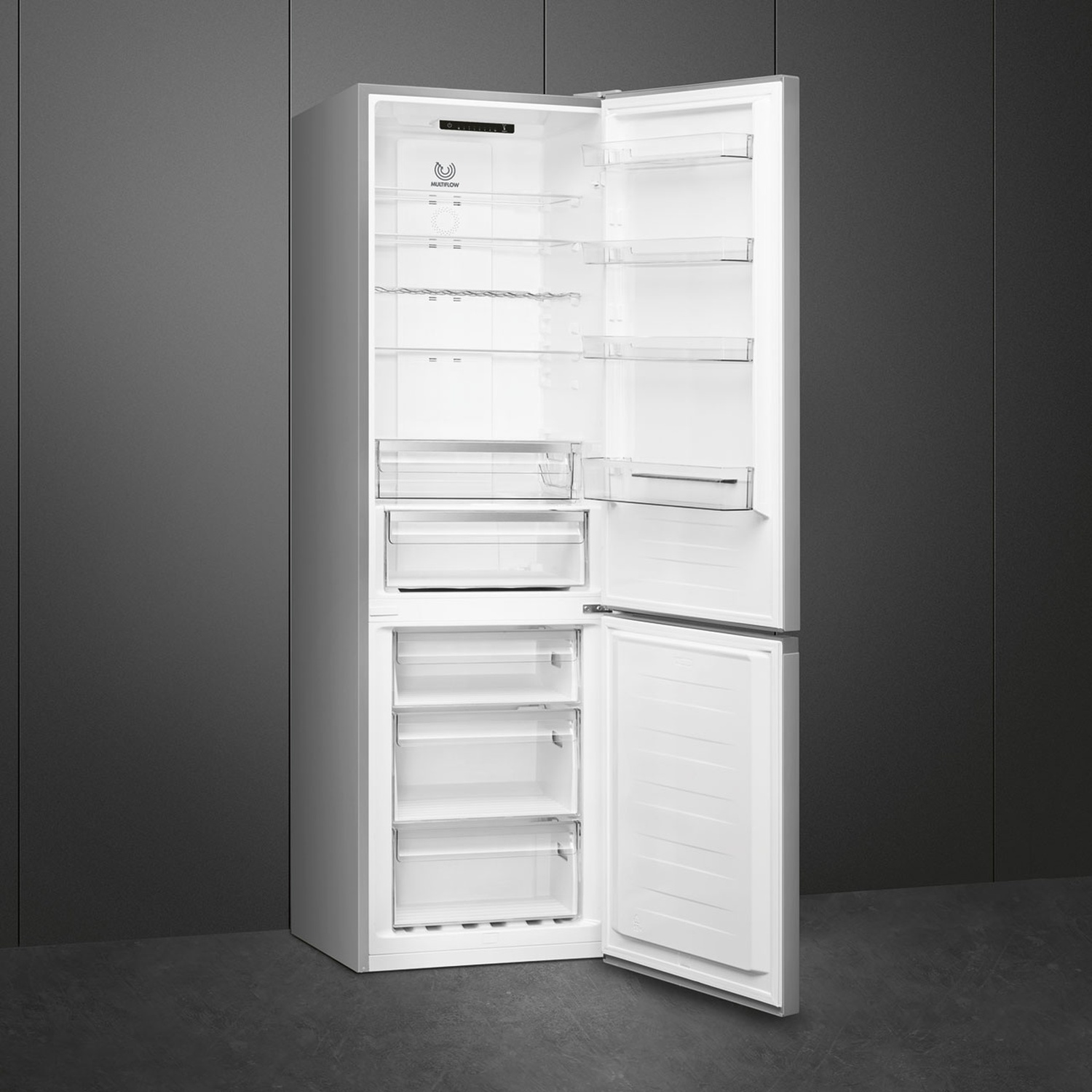 Un frigorifero bianco con porte aperte. L'interno ha ripiani e cassetti. Anche la porta del congelatore è aperta.
