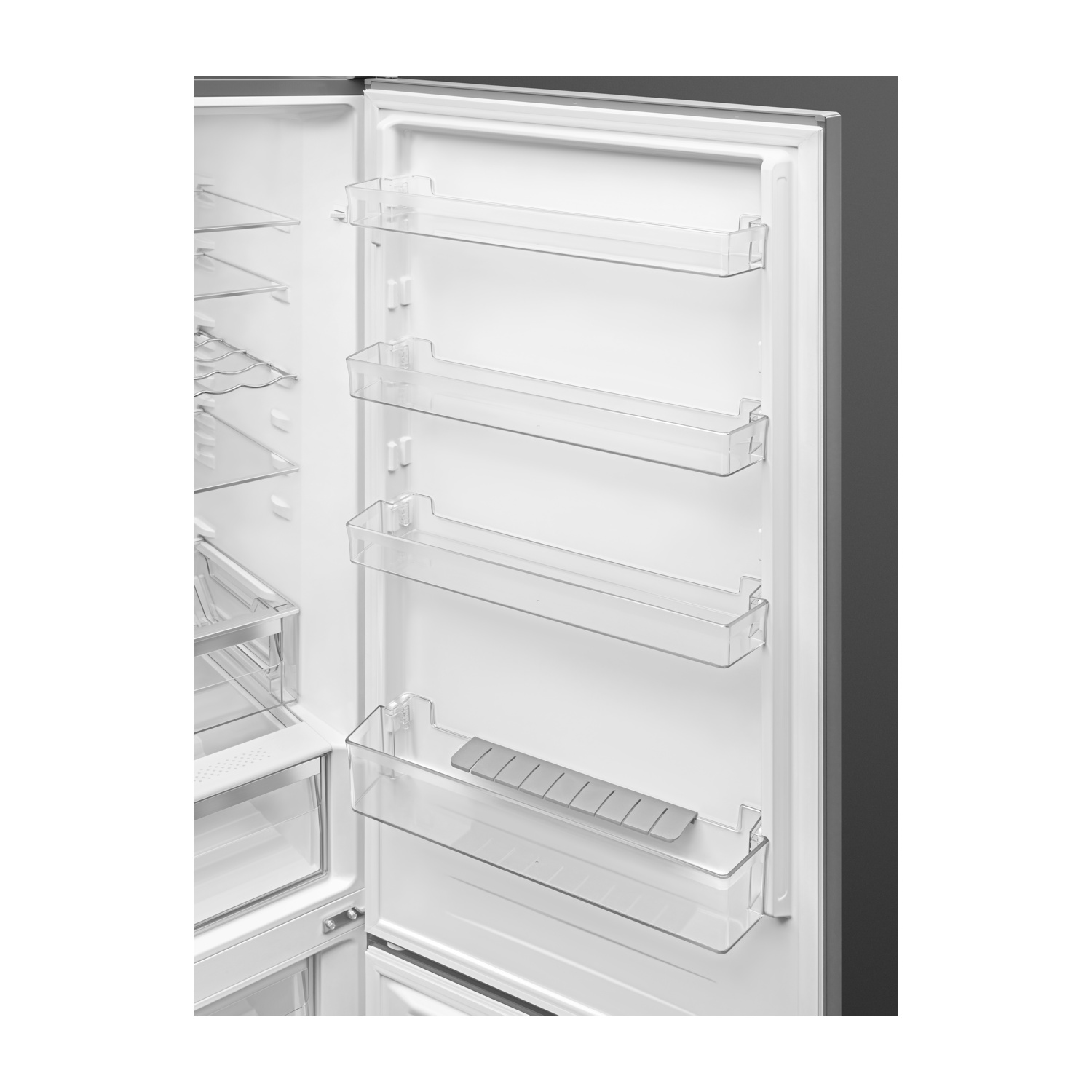 Un frigorifero bianco aperto con ripiani in plastica trasparente. L'interno della porta ha diversi ripiani e un rivestimento grigio.
