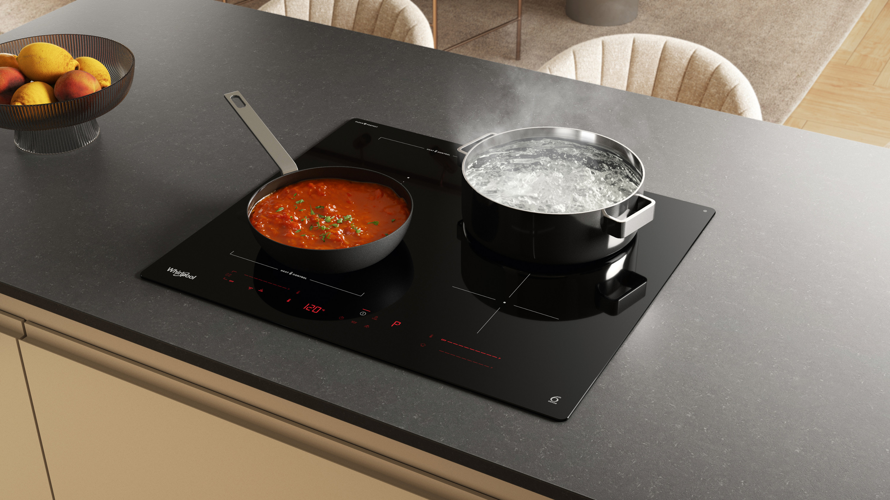 Scena kuchenna z czarną płytą grzejną. Patelnie z sosem pomidorowym i wrzącą wodą. Misa z owocami na blacie. Beżowe krzesła w tle.