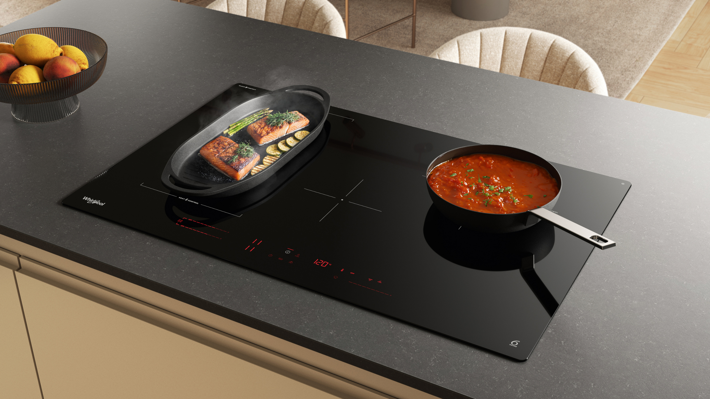 Scena kuchenna z czarną płytą grzewczą gotującą łososia i sos. Misa z owocami w tle, krzesła i blat.