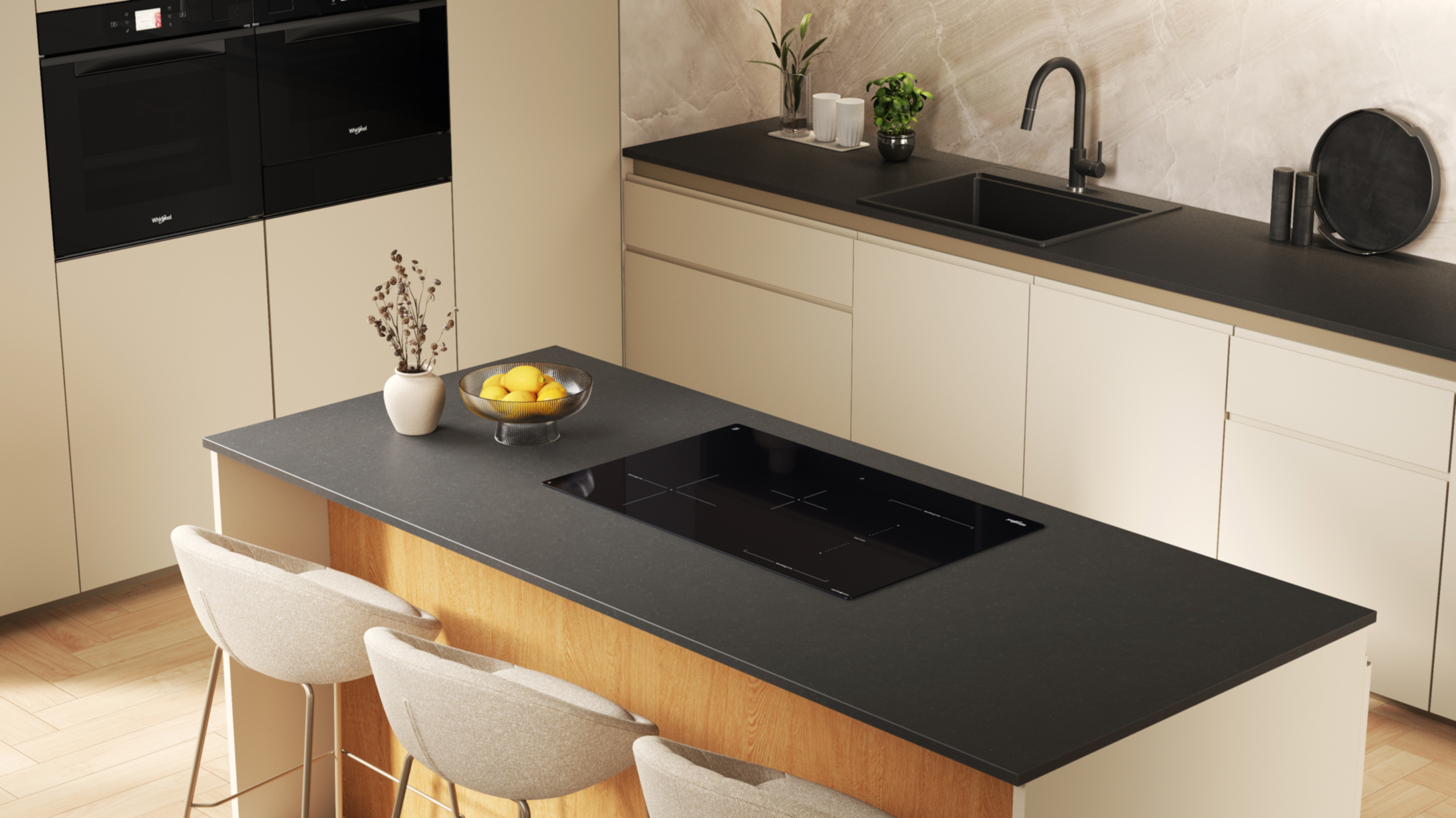 Nowoczesna kuchnia z czarnymi urządzeniami, wyspą z płytą grzewczą i stołkami barowymi. Zawiera owoce, rośliny i zlewozmywak.