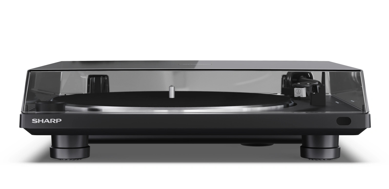 Czarny gramofon Sharp z przezroczystą osłoną na białej powierzchni. Gramofon ma srebrny dysk i czarne ramię.