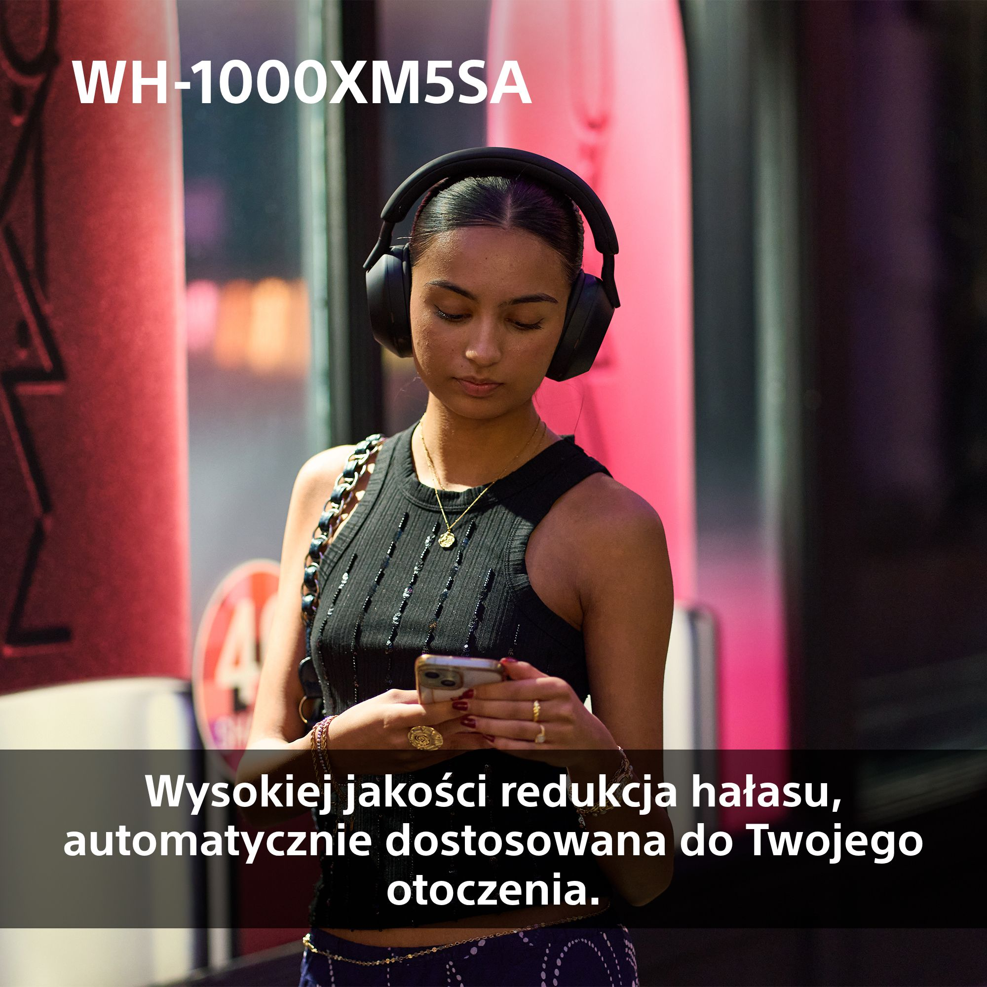 Kobieta w słuchawkach patrzy na telefon. Obraz ma tekst: 'WH-1000XM5SA'.