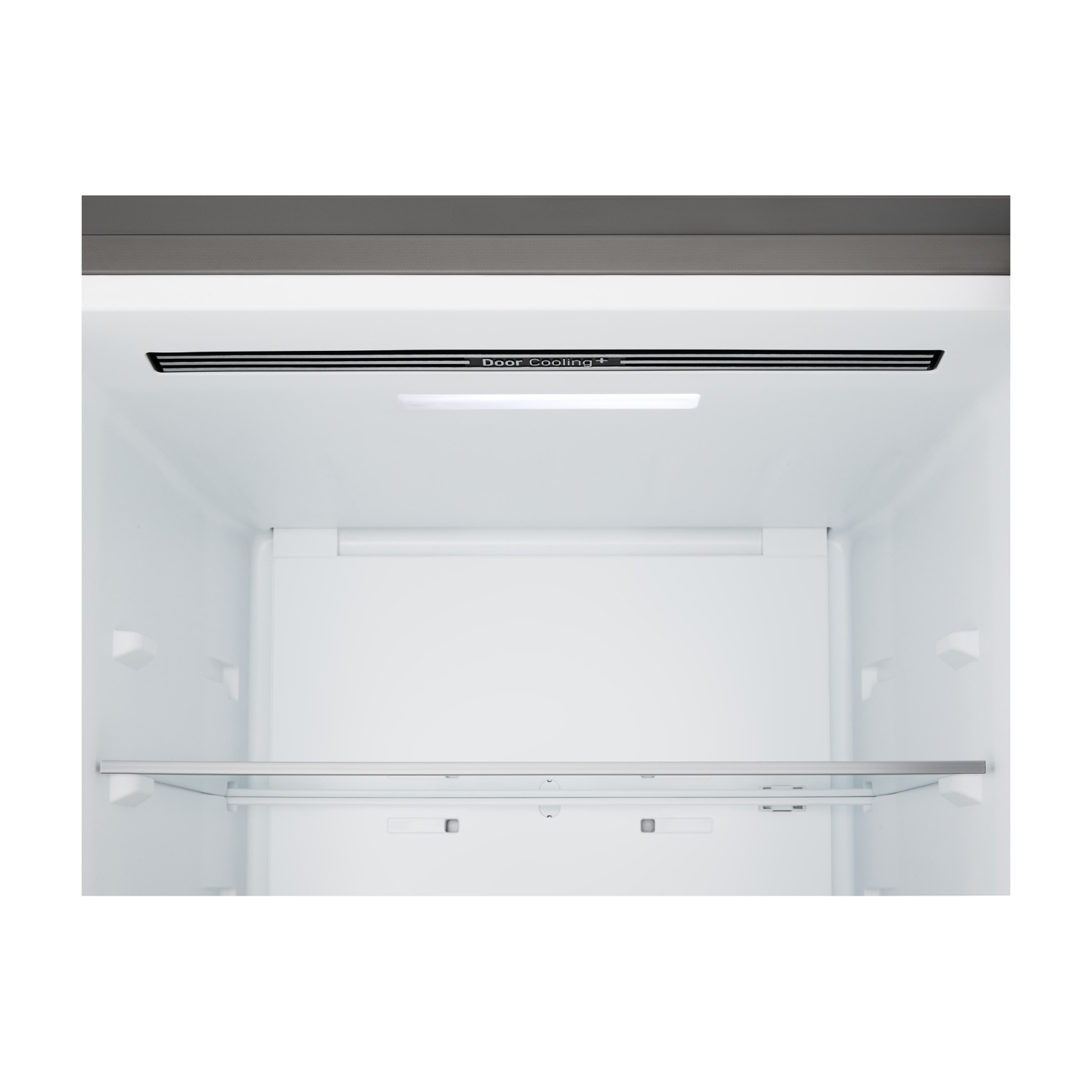 Interno vuoto di un frigorifero bianco. Ha un ripiano in vetro e una luce in alto con l'etichetta 'Door Cooling +'.