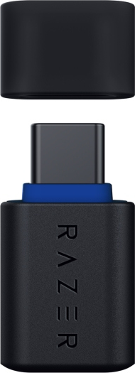 Schwarzer Razer USB-C-Adapter mit abgenommenem Deckel. Der Adapter hat einen blauen Ring und das Razer-Logo. Die Kappe ist ebenfalls schwarz.