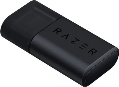 Ein schwarzer Razer USB-Dongle, rechteckig mit abgerundeten Kanten. Das Wort RAZER ist dunkel auf der Seite aufgedruckt.