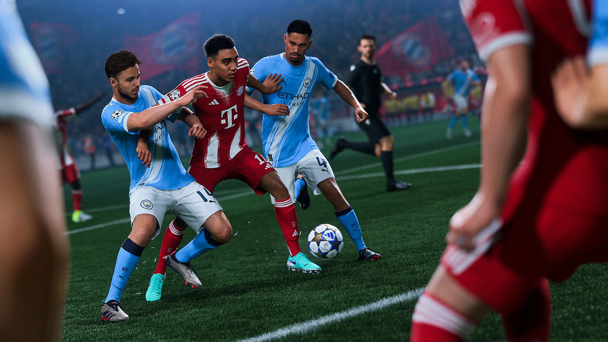 Giocatori di calcio in uno stadio. Due giocatori in maglia blu cercano di prendere la palla a un giocatore in maglia rossa.