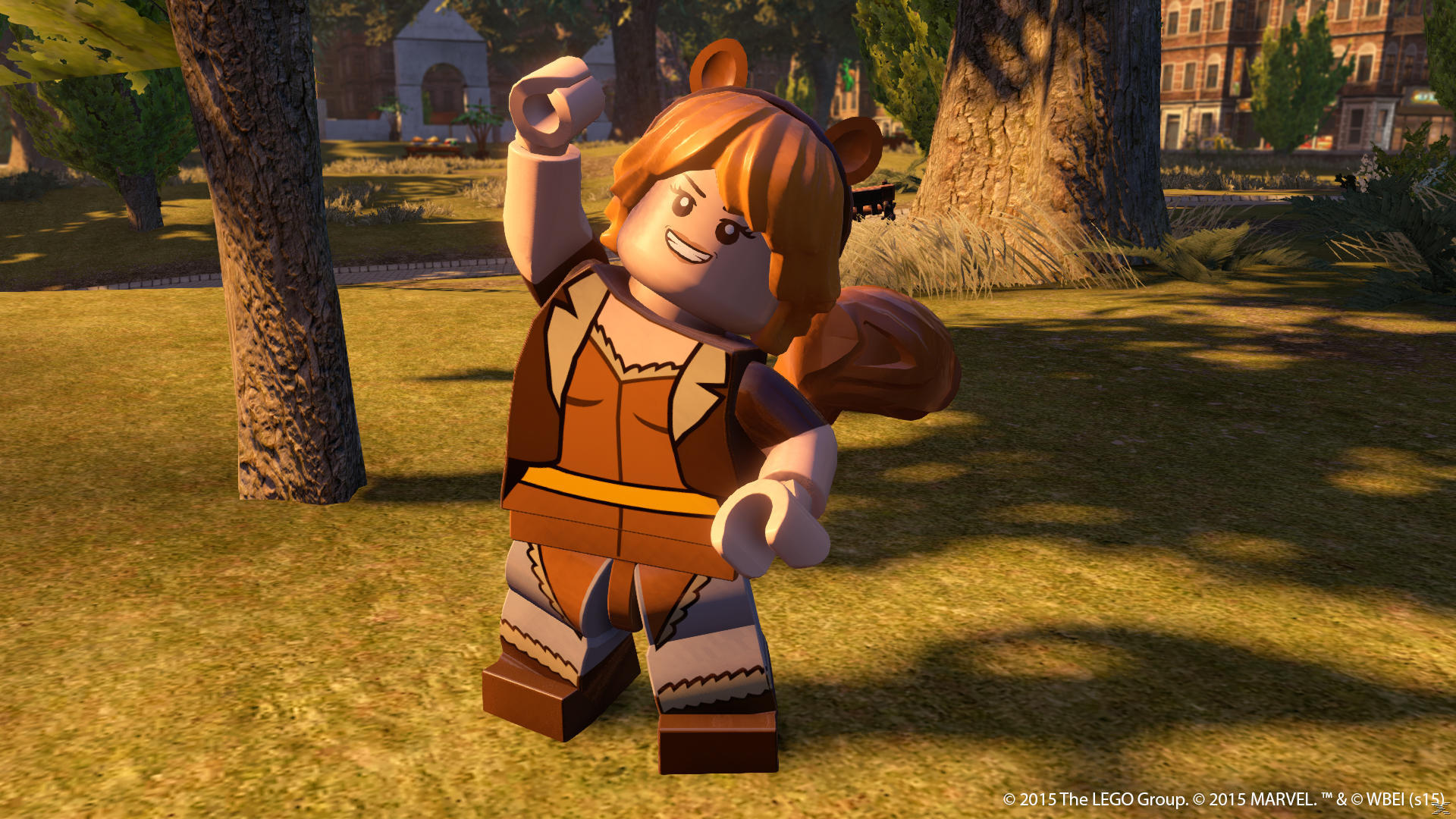 Lego Squirrel Girl stoi na trawie, unosząc pięść. Ma na sobie brązowy i brązowo-beżowy kostium z ogonem i uszami wiewiórki. W tle drzewa i budynek.