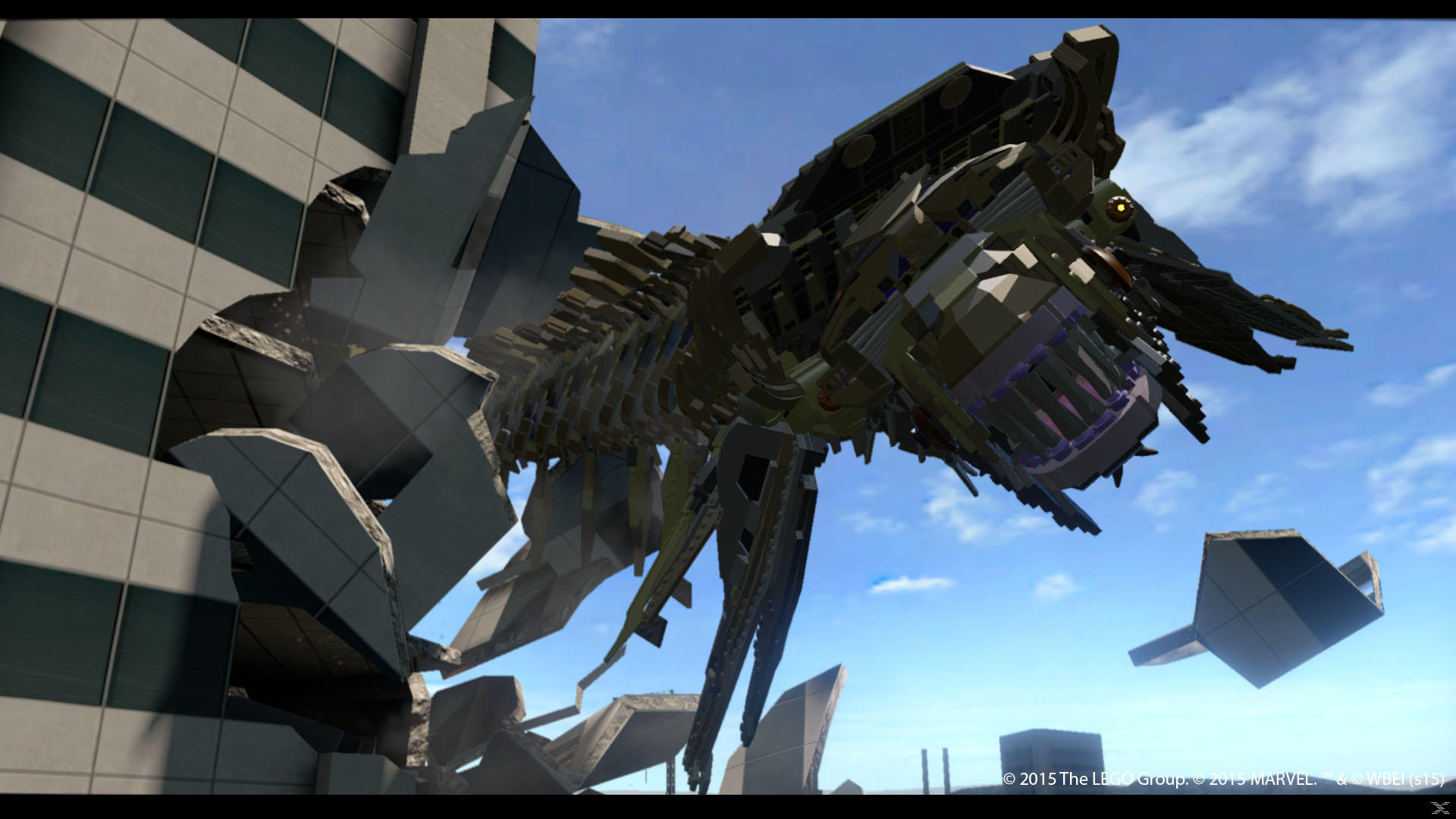 Duża mechaniczna istota przebija się przez budynek. Gruz i błękitne niebo w tle. Stwór ma dużą paszczę.