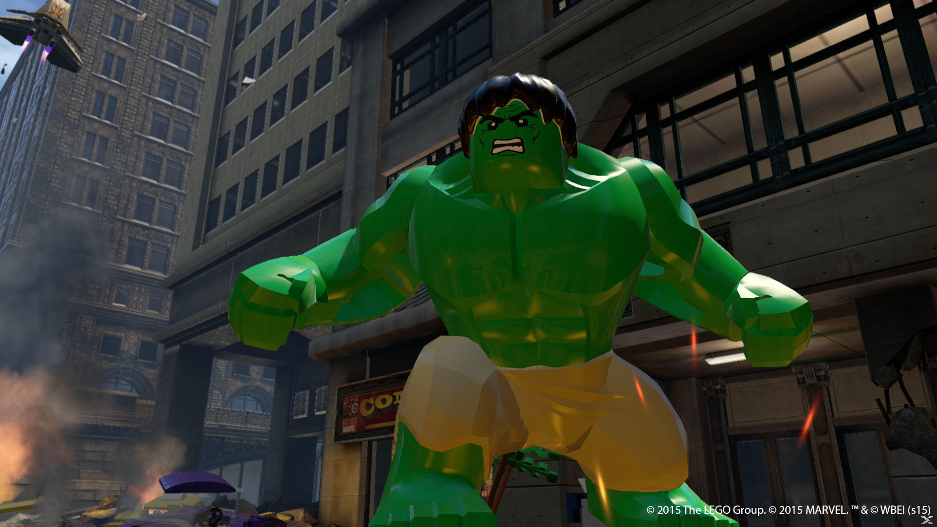 Lego Hulk w miejskim otoczeniu. Jest zielony, z brązowymi włosami i żółtymi szortami. Budynki i odrzutowiec w tle.