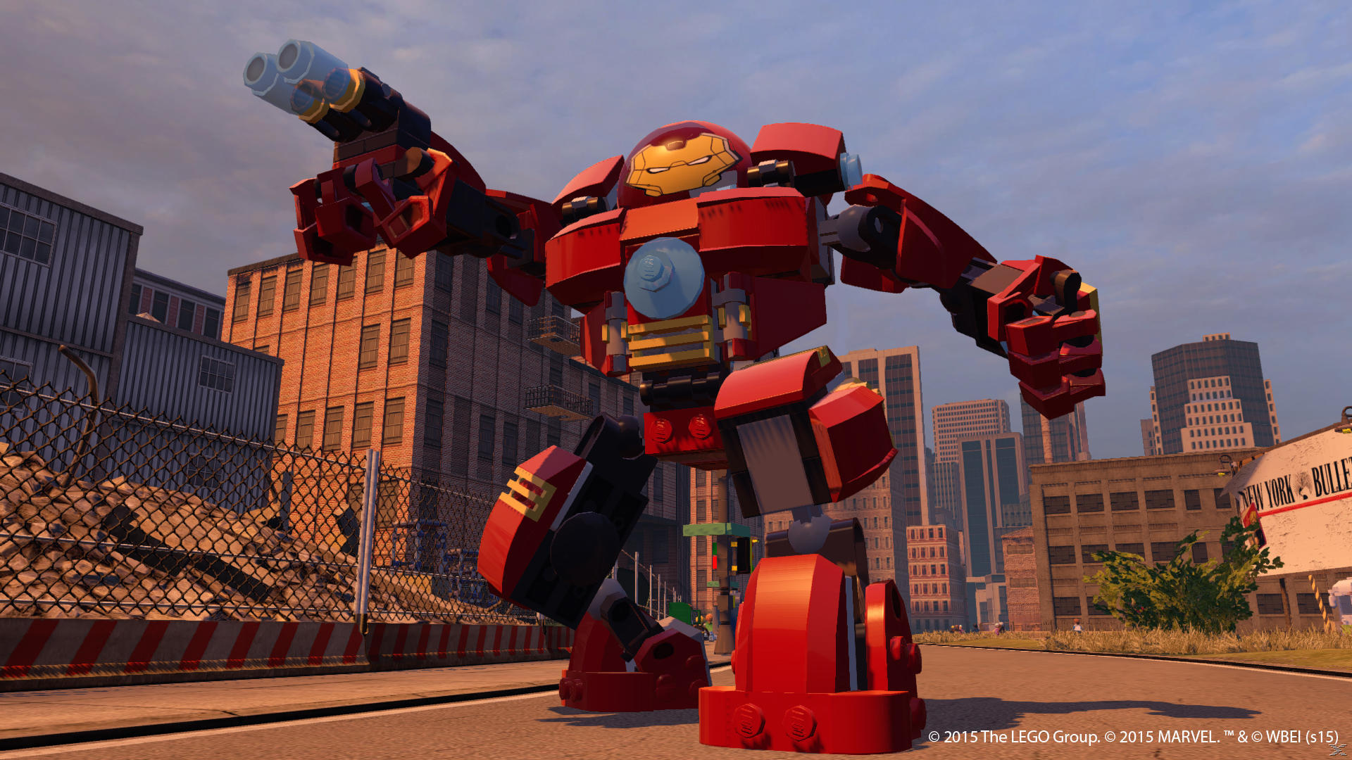 Figurka Lego Iron Man Hulkbuster w scenerii miejskiej. Figurka jest czerwona i złota, z budynkami w tle.