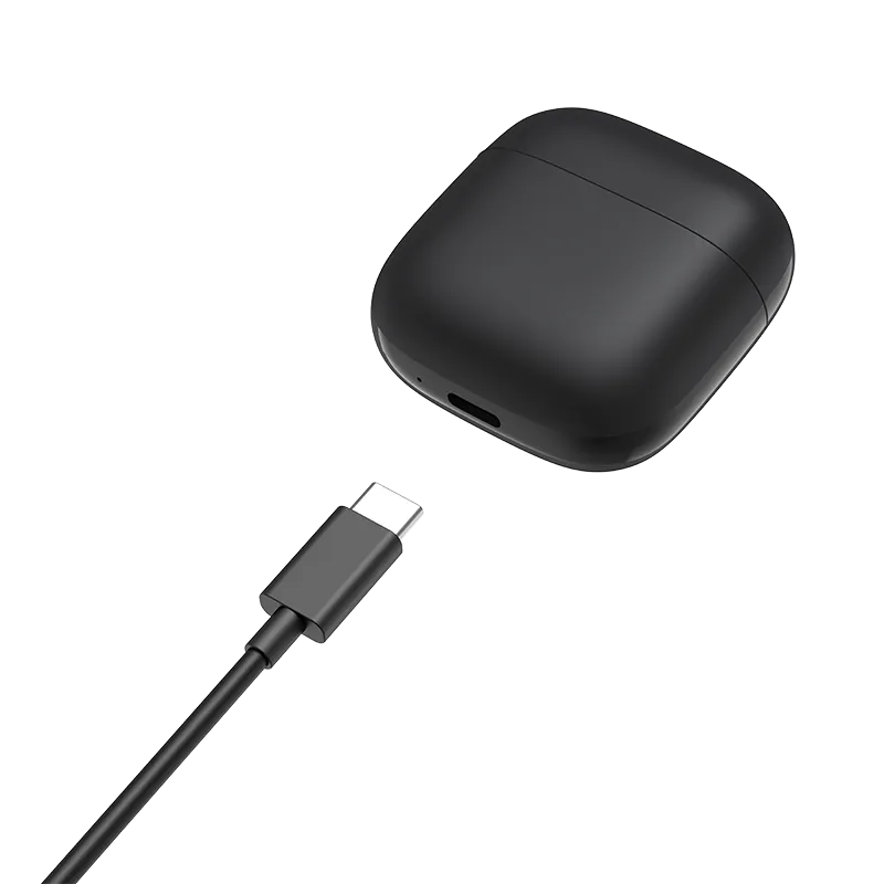 Fekete töltőtok és USB-C kábel fekete háttéren. A kábel csatlakoztatva. A tok kissé nyitva van.