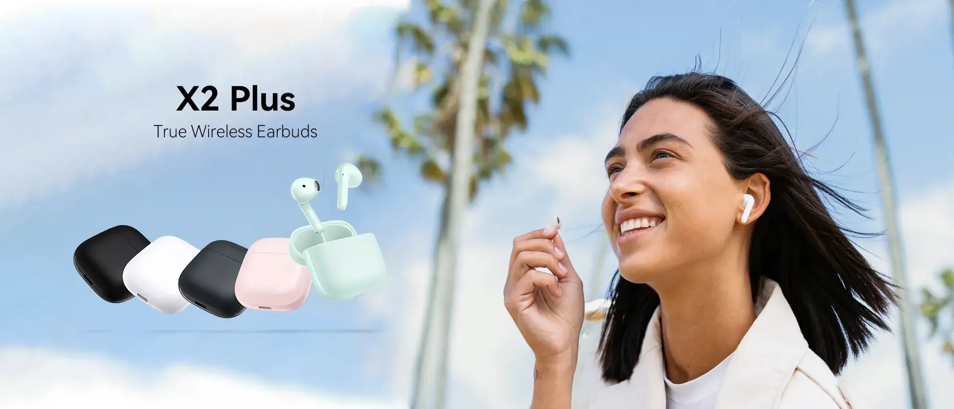 Mosolygó nő fülhallgatóval, pálmafákkal és kék égbolttal. A fülhallgatók tokban és használatban láthatók.