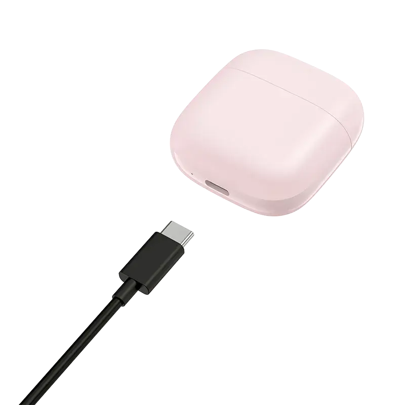 Egy rózsaszín fülhallgató tok fekete USB-C kábellel. A tok nyitva van. A háttér fekete.
