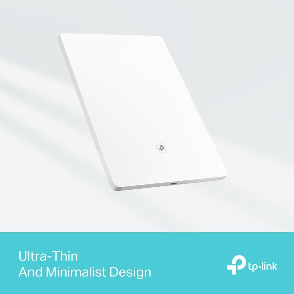 Ein weißes, rechteckiges kabelloses Ladegerät mit minimalistischem Design, leicht angewinkelt. Mit TP-Link-Logo und Text unten.