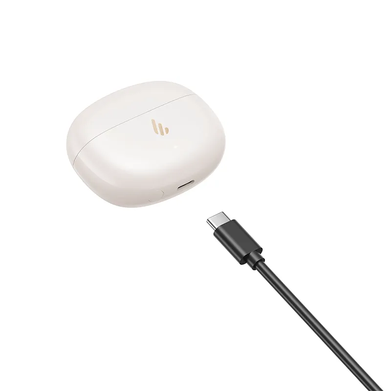 Egy fehér fülhallgató tok fekete USB-C kábellel. A tok kissé nyitva van, és a kábel hozzá van csatlakoztatva.