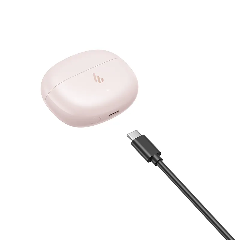 Rózsaszín vezeték nélküli fülhallgató tok fekete USB-C kábellel fehér háttérben.