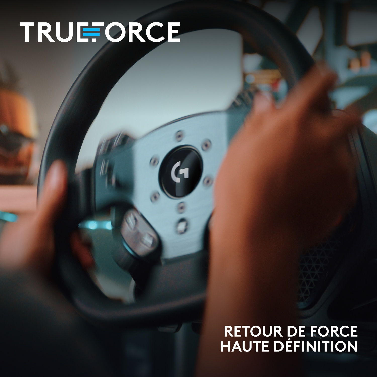 Mains sur un volant avec le logo TrueForce. Texte en bas : Retour de force haute définition.