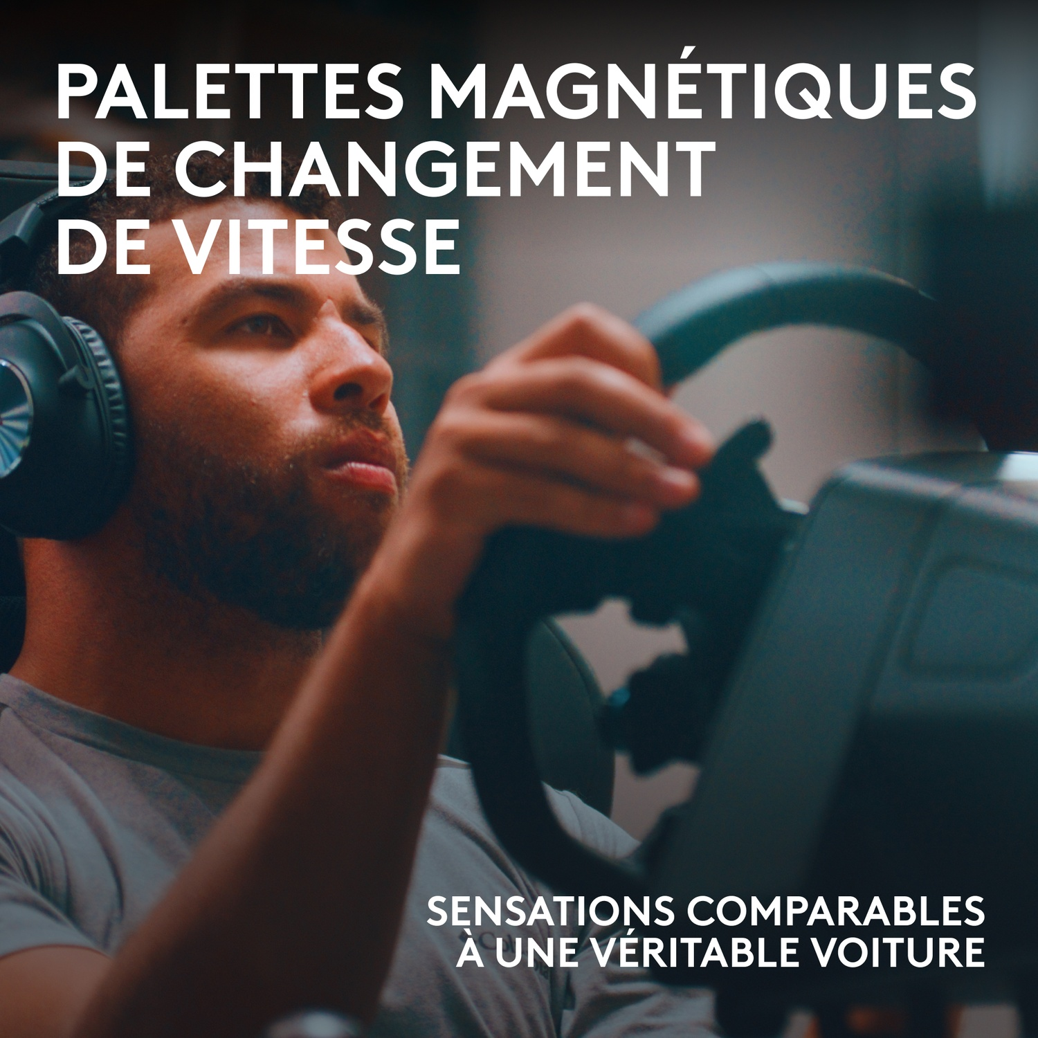Un homme avec un casque tient un volant. Le texte superposé dit 'Palettes magnétiques' et 'Sensations comme une vraie voiture'.