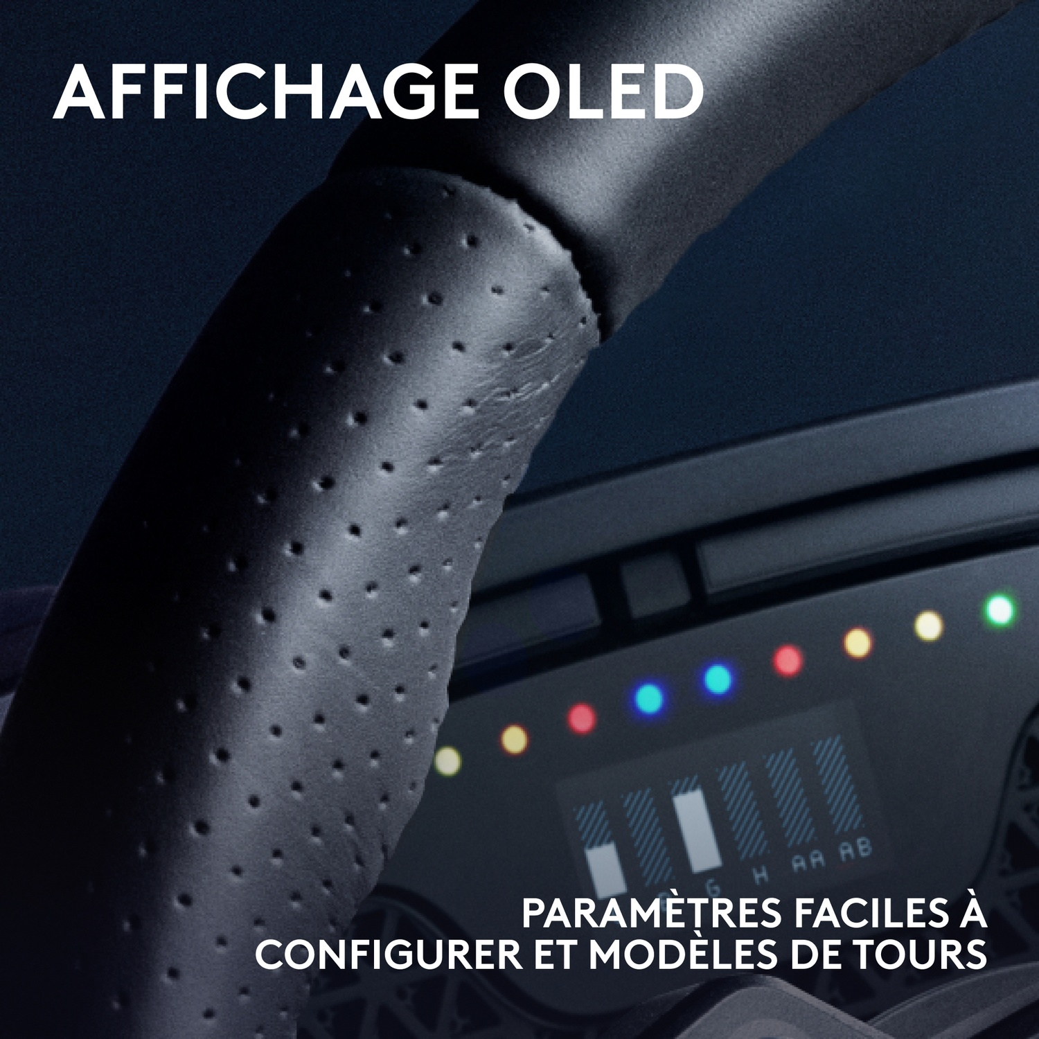 Gros plan sur un volant noir perforé avec le texte 'AFFICHAGE OLED' et un tableau de bord avec des lumières éclairées.