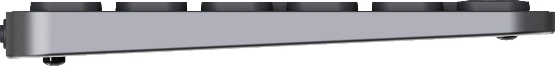 Seitenansicht einer silbernen Computertastatur mit schwarzen Tasten. Die Tastatur ist leicht nach oben abgewinkelt.