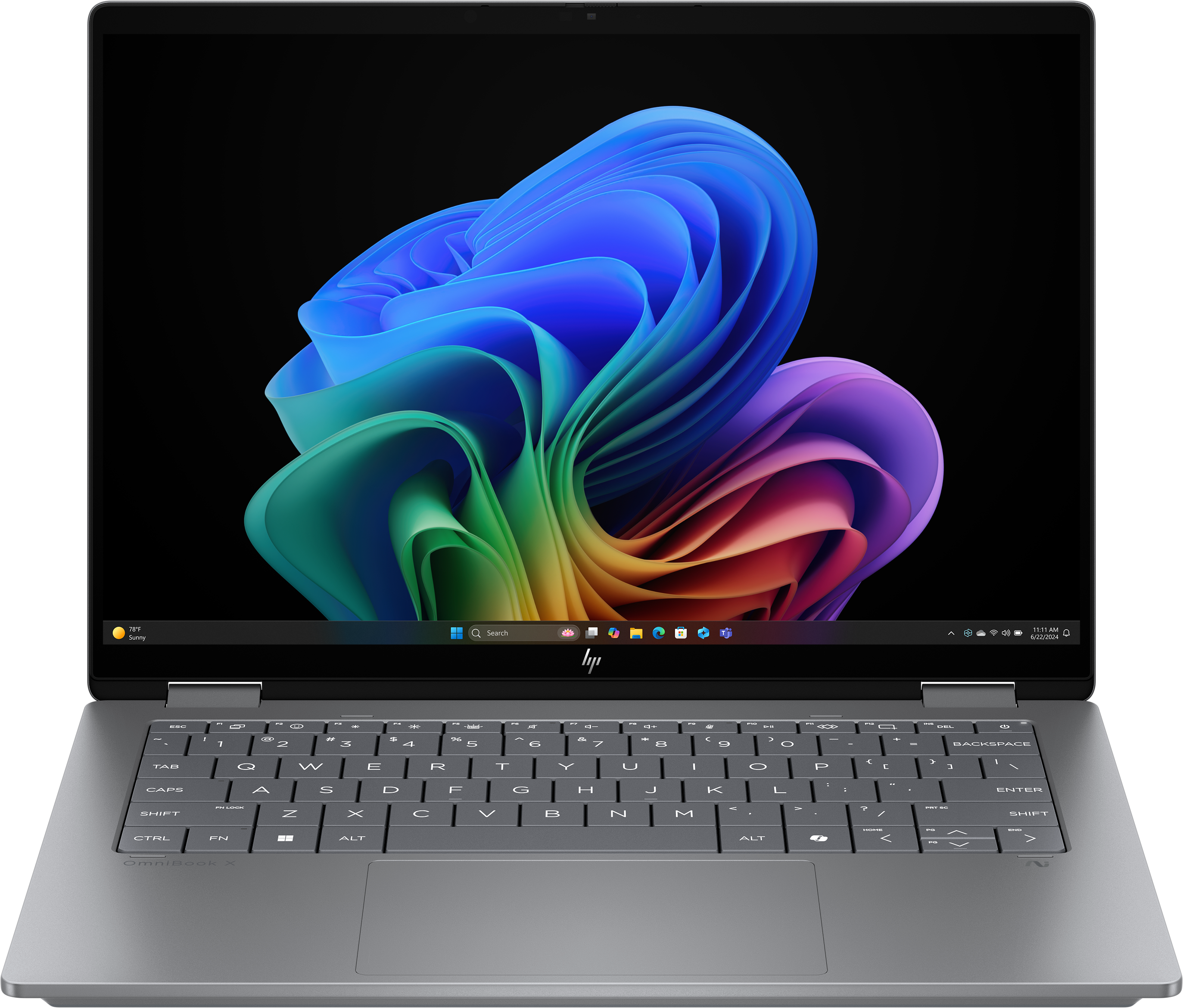 Un laptop argentato è aperto, mostra un design astratto colorato sullo schermo. La tastiera è visibile.