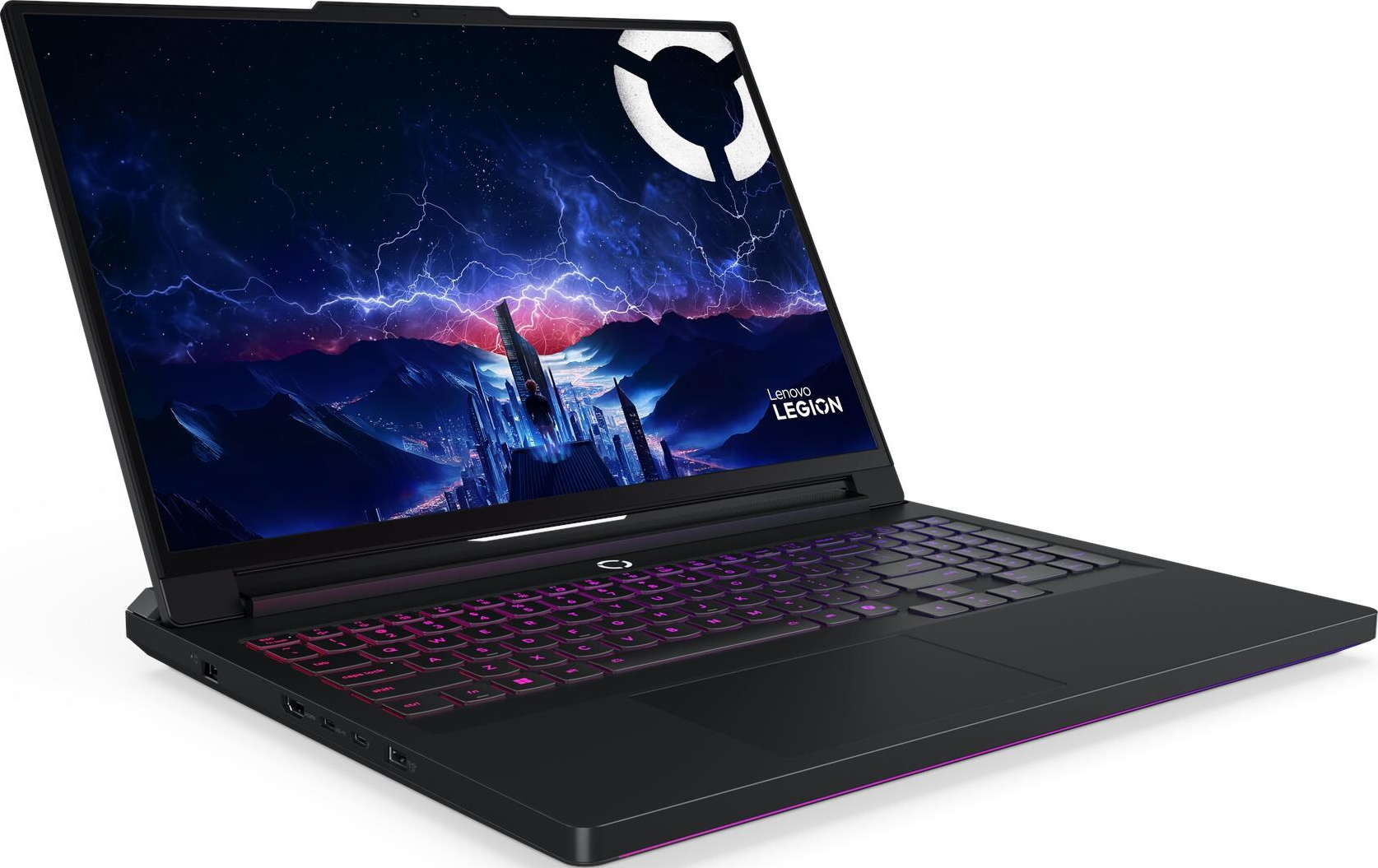 Schwarzer Lenovo Legion Laptop. Der Bildschirm zeigt eine Stadt mit Blitzen. Die Tastatur ist lila beleuchtet. Weißes Logo auf dem Bildschirm.